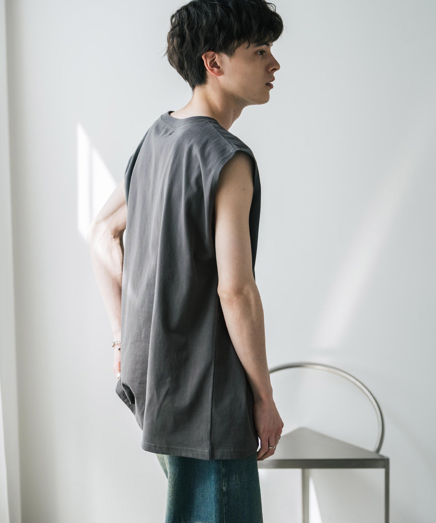オーバーサイズ ピグメントライクグラフィックプリントノースリーブTシャツ