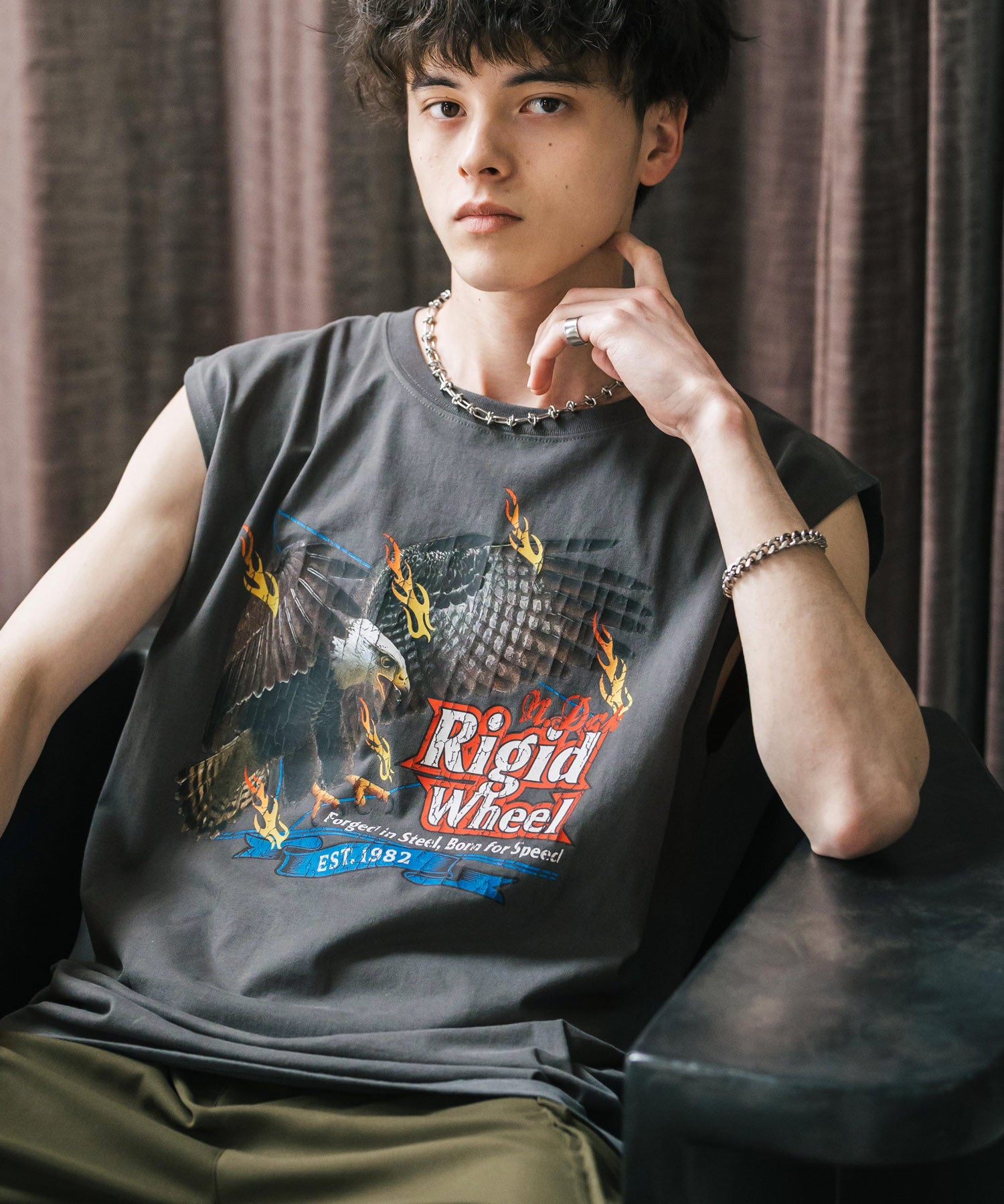 オーバーサイズ ピグメントライクグラフィックプリントノースリーブTシャツ