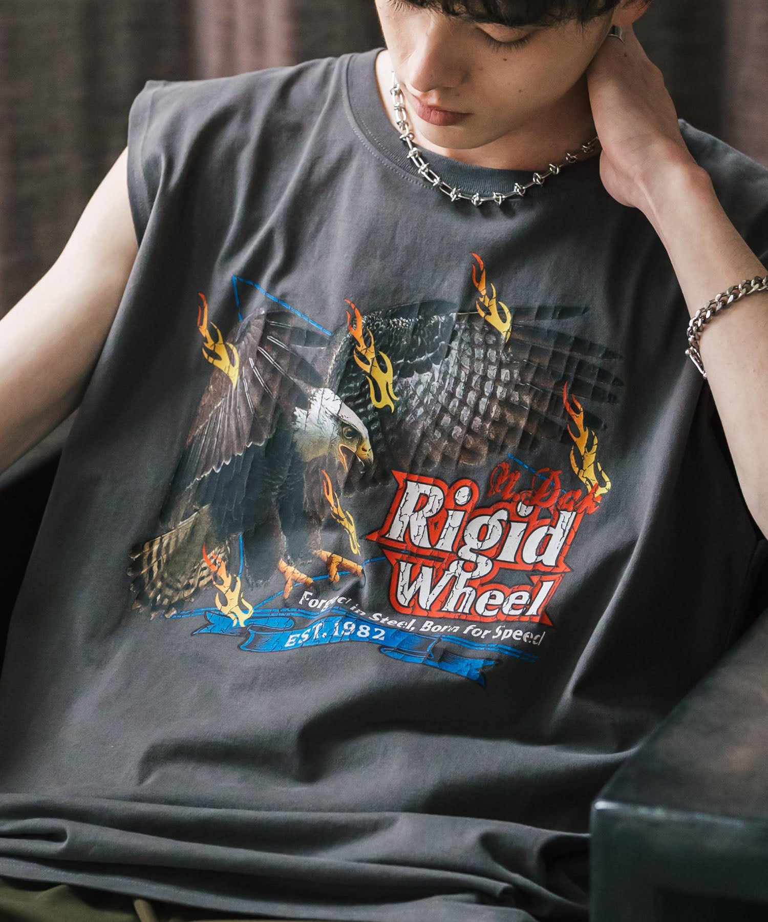 オーバーサイズ ピグメントライクグラフィックプリントノースリーブTシャツ
