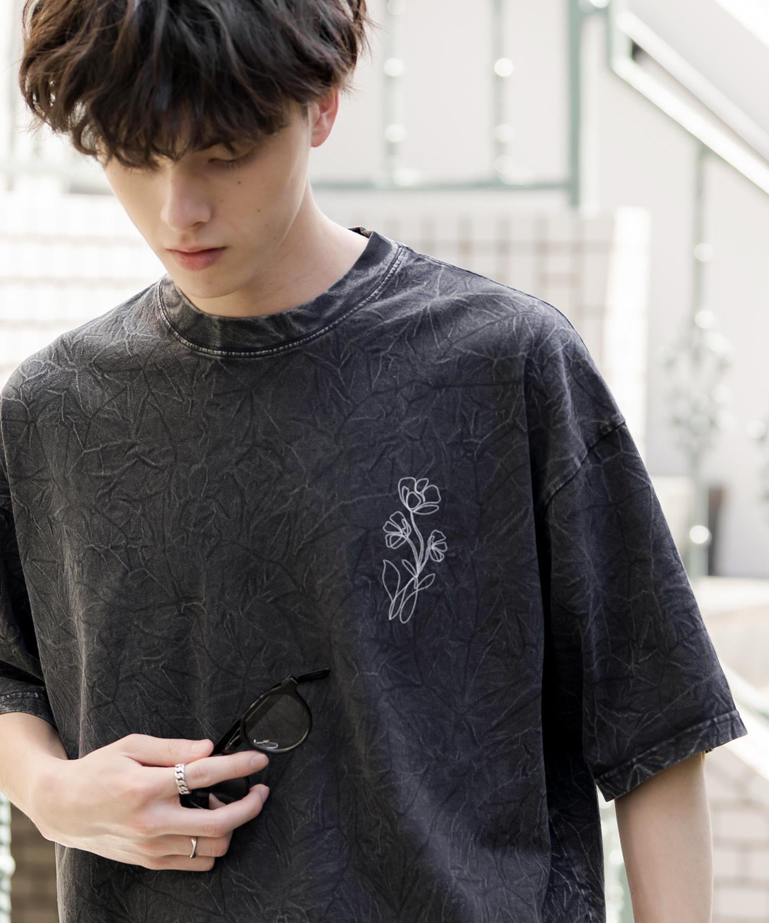 オーバーサイズ ケミカルウォッシュワンポイントフラワープリント半袖Tシャツ