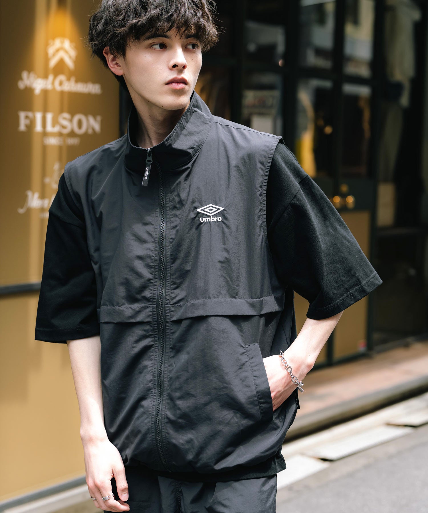 UMBRO アンブロ 別注コラボ ルーズシルエット裏メッシュスタンドネックワンポイントロゴ刺繍ナイロンベスト セットアップ可能