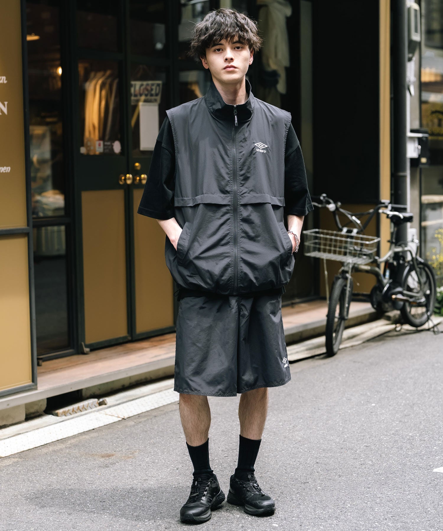 UMBRO アンブロ 別注コラボ ルーズシルエット裏メッシュスタンドネックワンポイントロゴ刺繍ナイロンベスト セットアップ可能