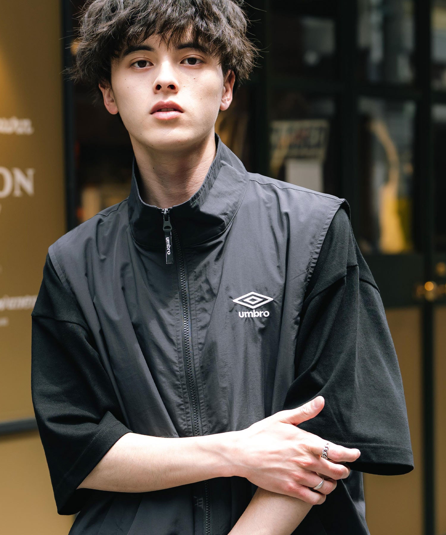 UMBRO アンブロ 別注コラボ ルーズシルエット裏メッシュスタンドネックワンポイントロゴ刺繍ナイロンベスト セットアップ可能