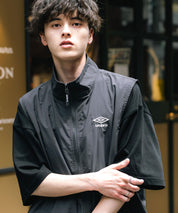 UMBRO アンブロ 別注コラボ ルーズシルエット裏メッシュスタンドネックワンポイントロゴ刺繍ナイロンベスト セットアップ可能