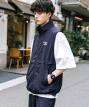 UMBRO アンブロ 別注コラボ ルーズシルエット裏メッシュスタンドネックワンポイントロゴ刺繍ナイロンベスト セットアップ可能