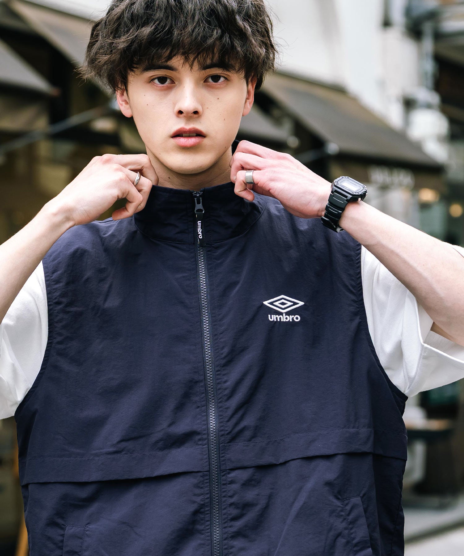 UMBRO アンブロ 別注コラボ ルーズシルエット裏メッシュスタンドネックワンポイントロゴ刺繍ナイロンベスト セットアップ可能