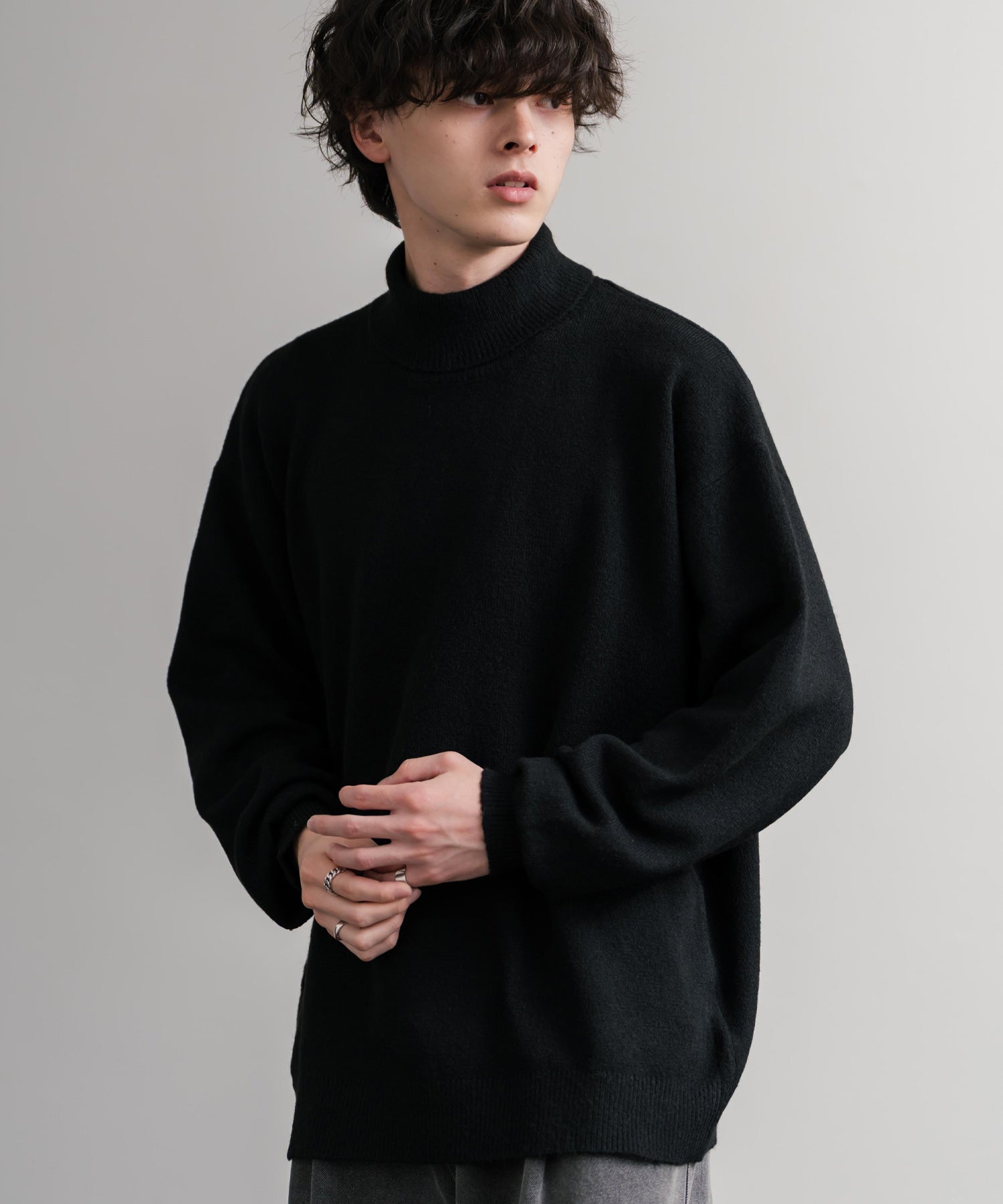 オーバーサイズ ウール混メランジタートルネックプルオーバーニット
