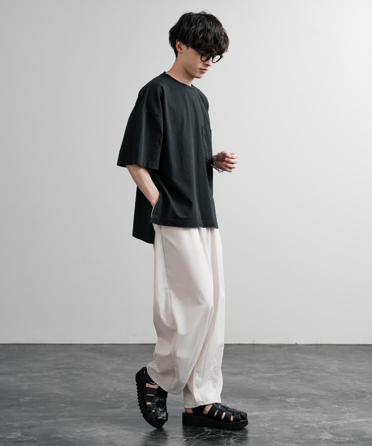 Audience オーディエンス ピグメントUSAコットン16/-天竺8.45オンス胸ポケット付きサイドスリットボクシーAラインビッグTシャツ AUD6626 14776