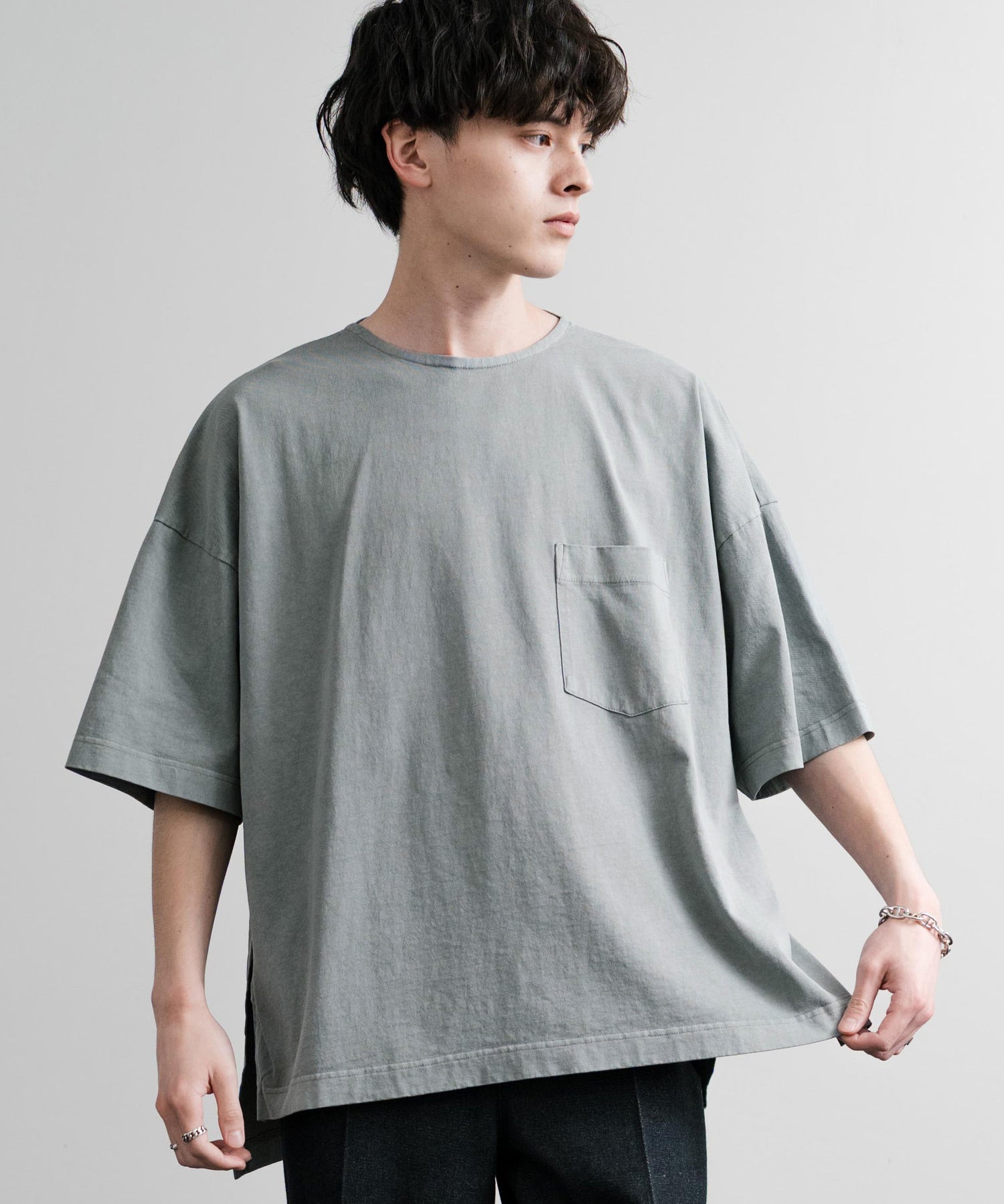 Audience オーディエンス ピグメントUSAコットン16/-天竺8.45オンス胸ポケット付きサイドスリットボクシーAラインビッグTシャツ AUD6626 14776