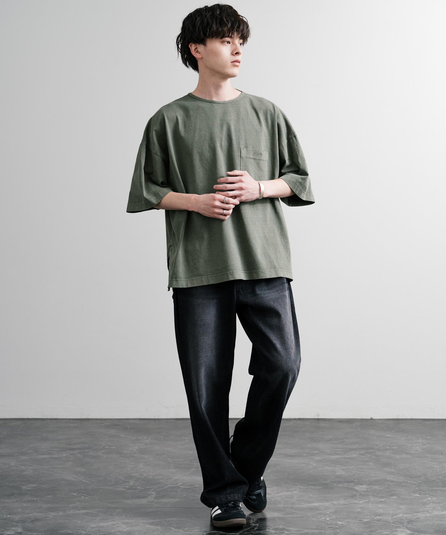 Audience オーディエンス ピグメントUSAコットン16/-天竺8.45オンス胸ポケット付きサイドスリットボクシーAラインビッグTシャツ AUD6626 14776