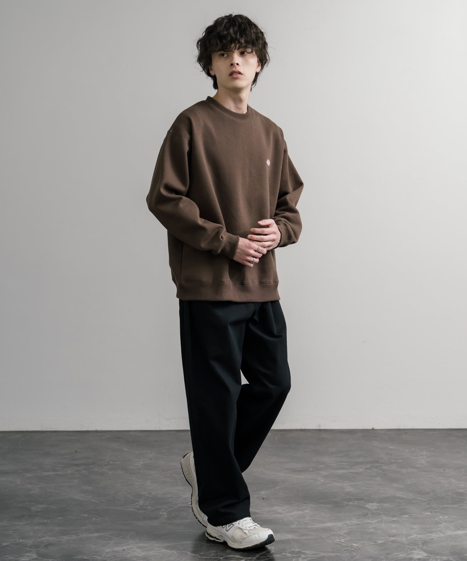 Dickies 裏起毛ワンポイントロゴワッペンクルーネック長袖スウェット