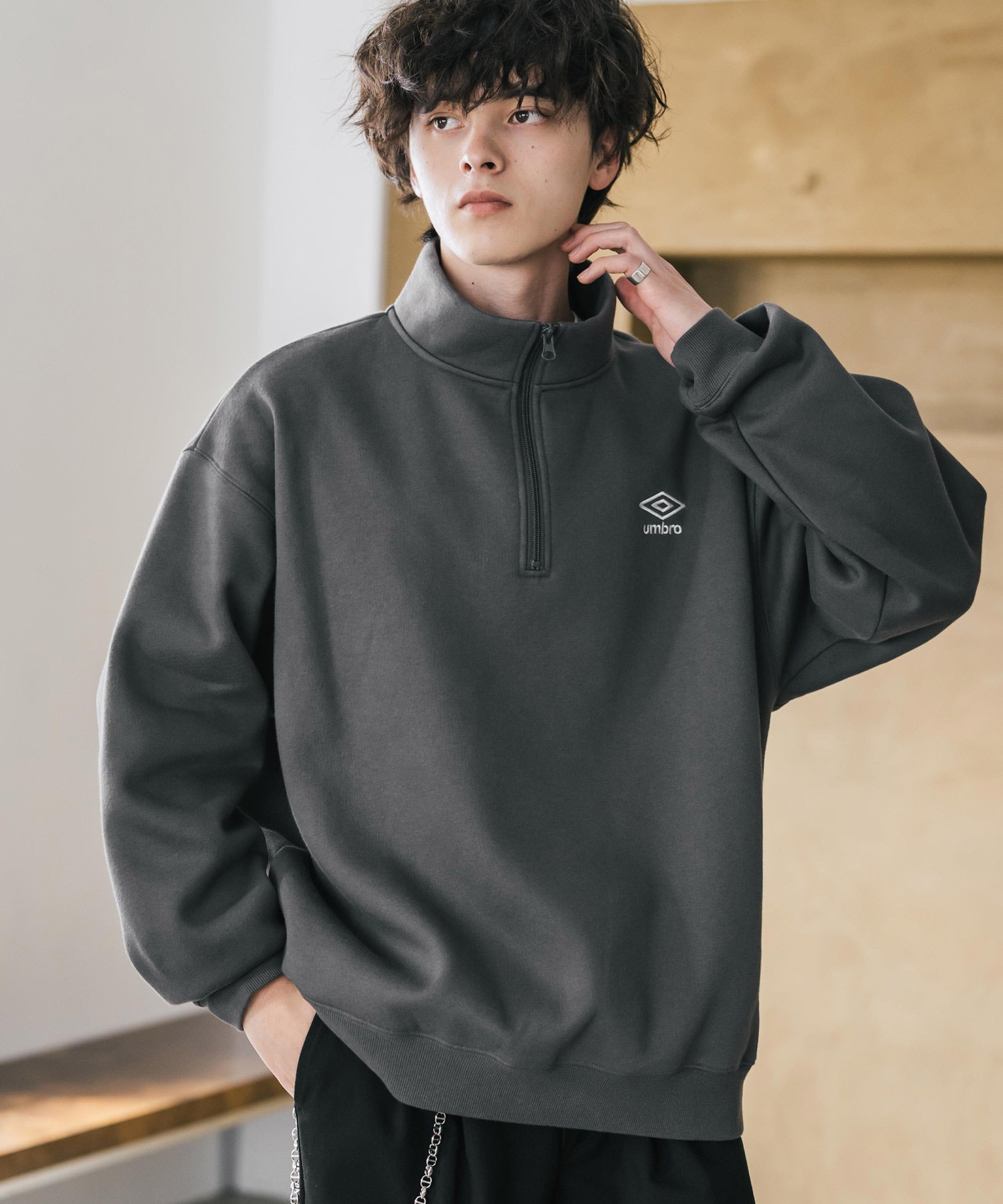 UMBRO アンブロ 別注コラボ オーバーサイズ裏起毛ワンポイントロゴ刺繍ハーフジッププルオーバースウェット 14942