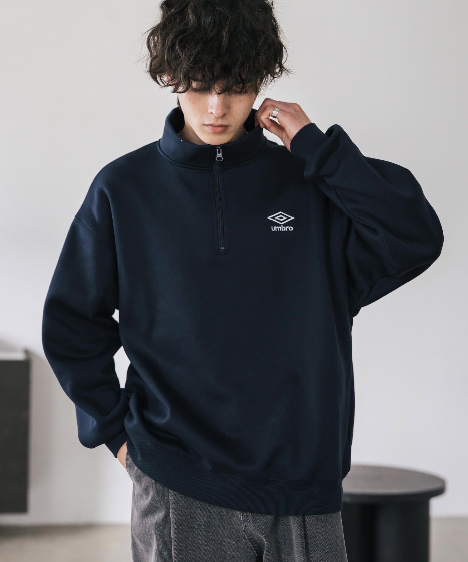 UMBRO アンブロ 別注コラボ オーバーサイズ裏起毛ワンポイントロゴ刺繍ハーフジッププルオーバースウェット 14942
