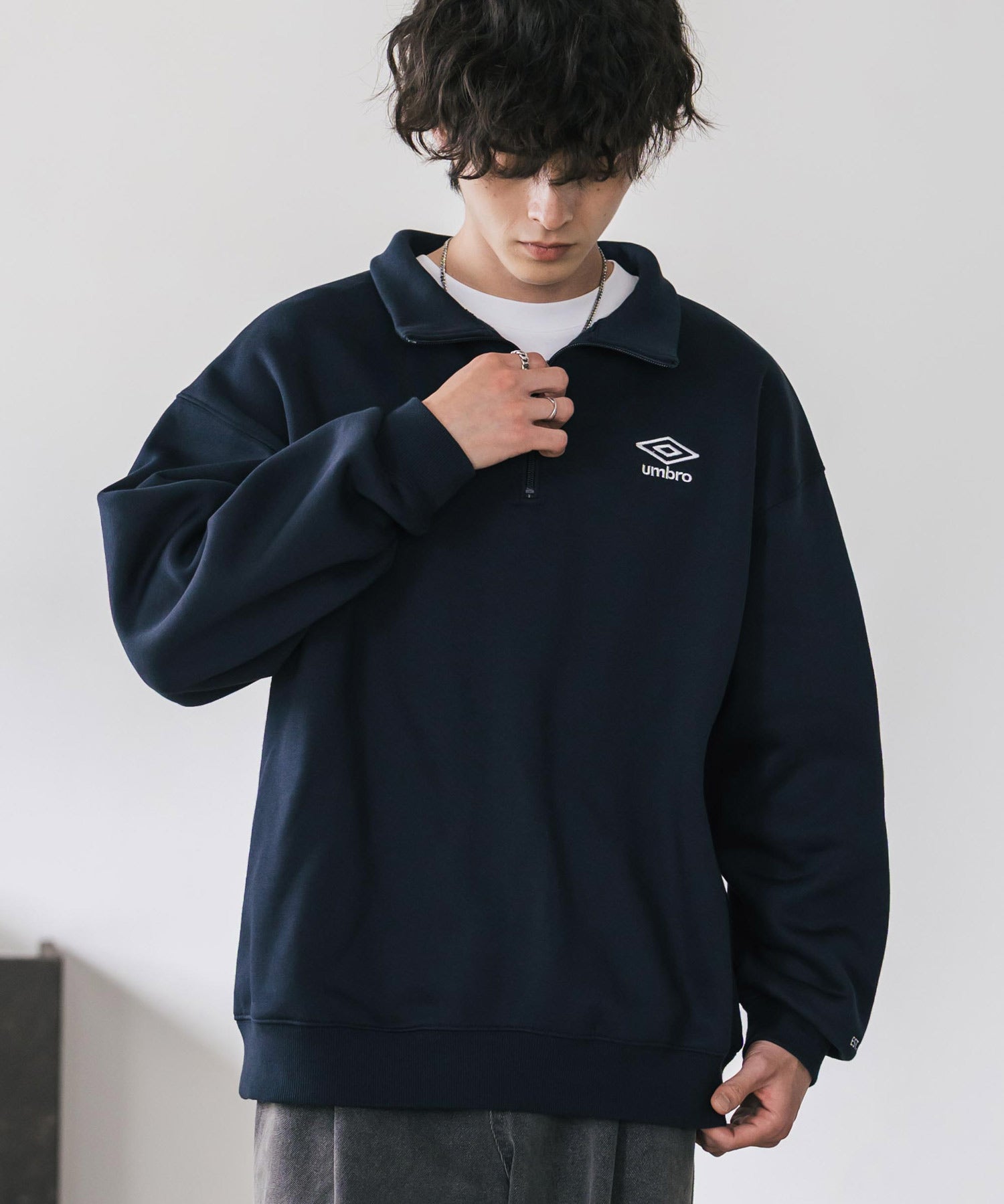 UMBRO アンブロ 別注コラボ オーバーサイズ裏起毛ワンポイントロゴ刺繍ハーフジッププルオーバースウェット 14942