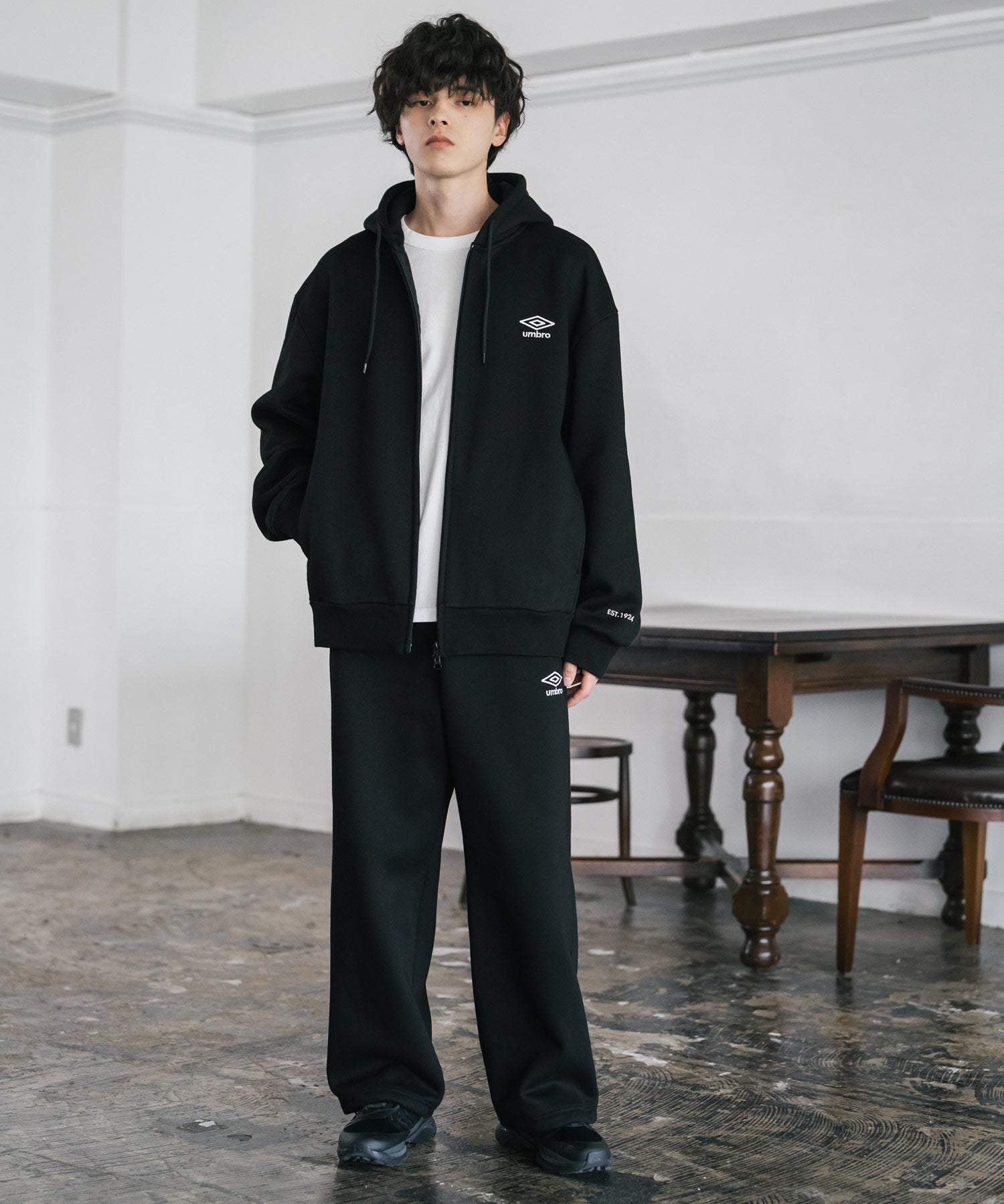UMBRO 黒ジップパーカー UMBRO 別注コラボオーバーサイズ裏起毛ワンポイントロゴ刺繍フルジップ