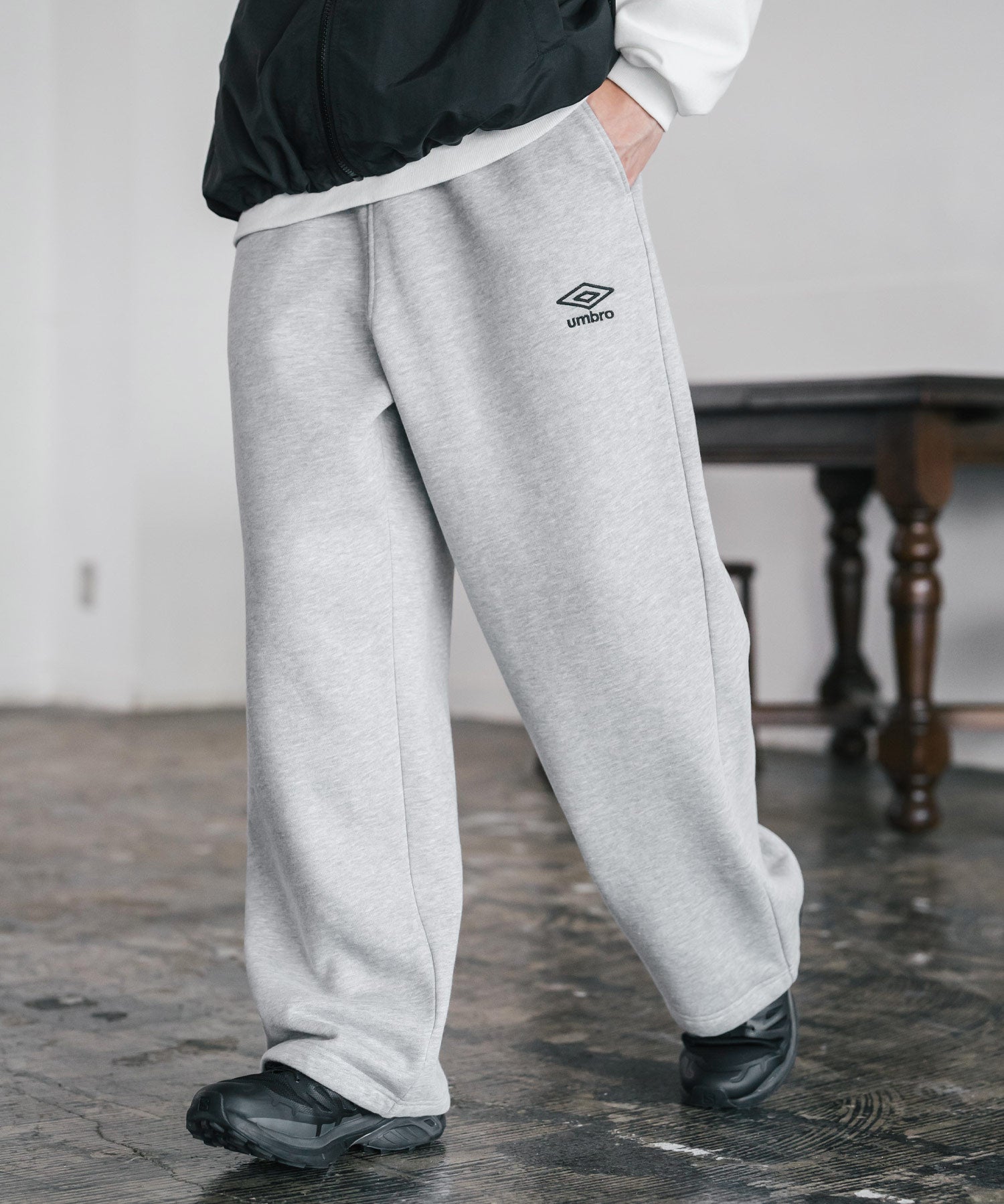 UMBRO 別注コラボ裏起毛ワンポイントロゴ刺繍イージーワイドストレートスウェットパンツ 14944