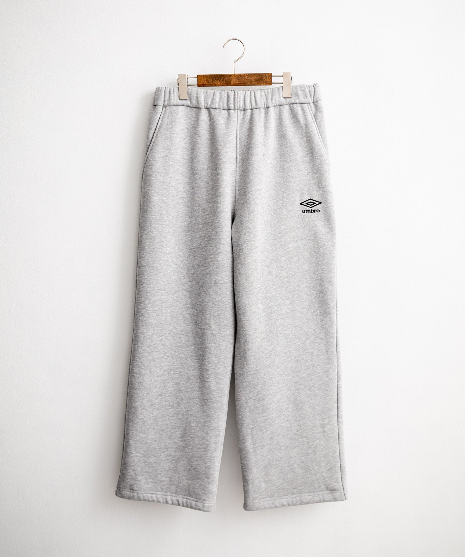 UMBRO 別注コラボ裏起毛ワンポイントロゴ刺繍イージーワイドストレートスウェットパンツ 14944