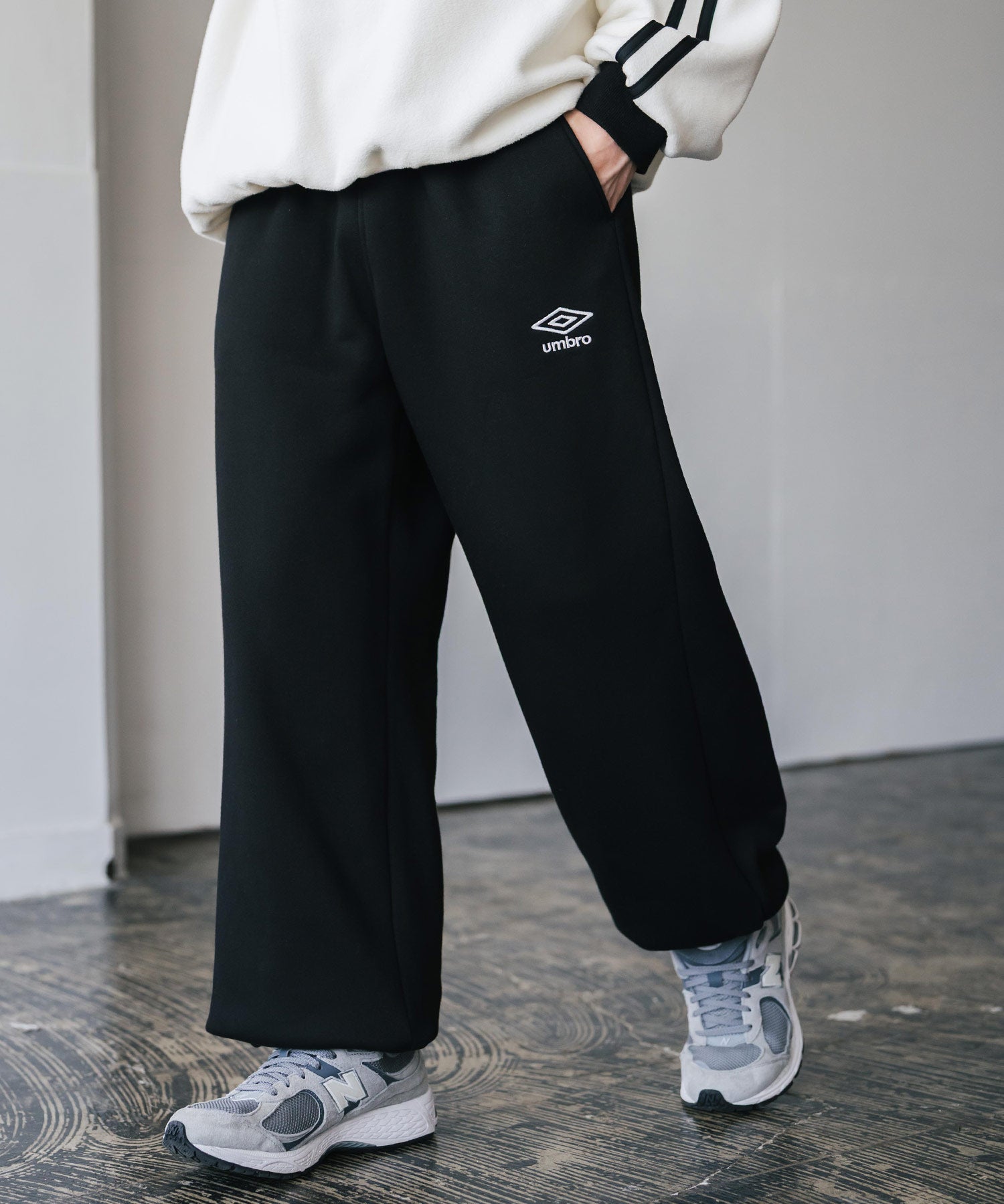 UMBRO 別注コラボ裏起毛ワンポイントロゴ刺繍イージーワイドストレート