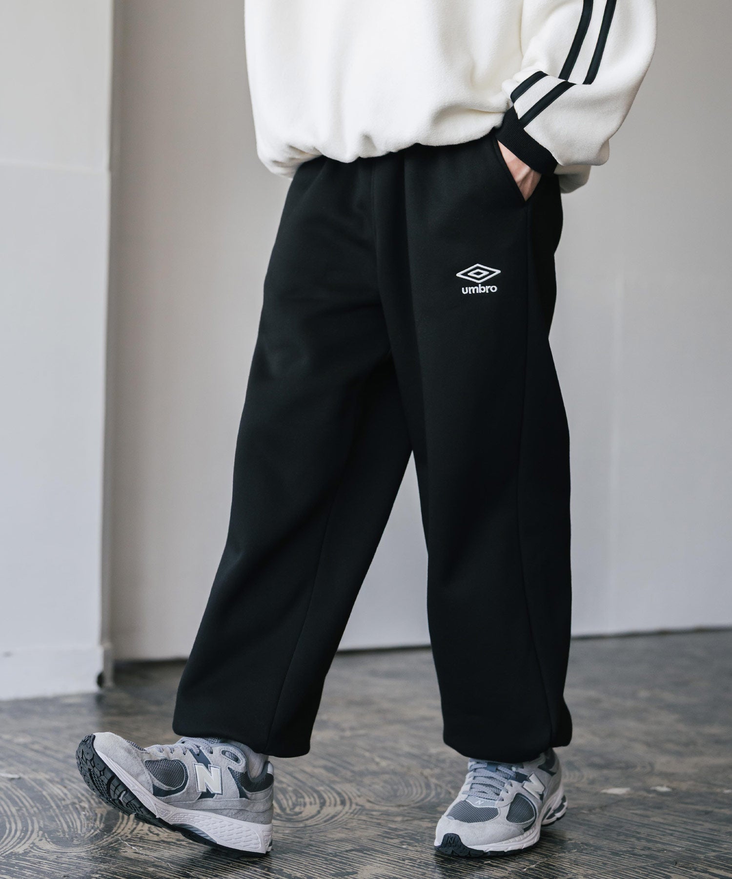 UMBRO 別注コラボ裏起毛ワンポイントロゴ刺繍イージーワイドストレート