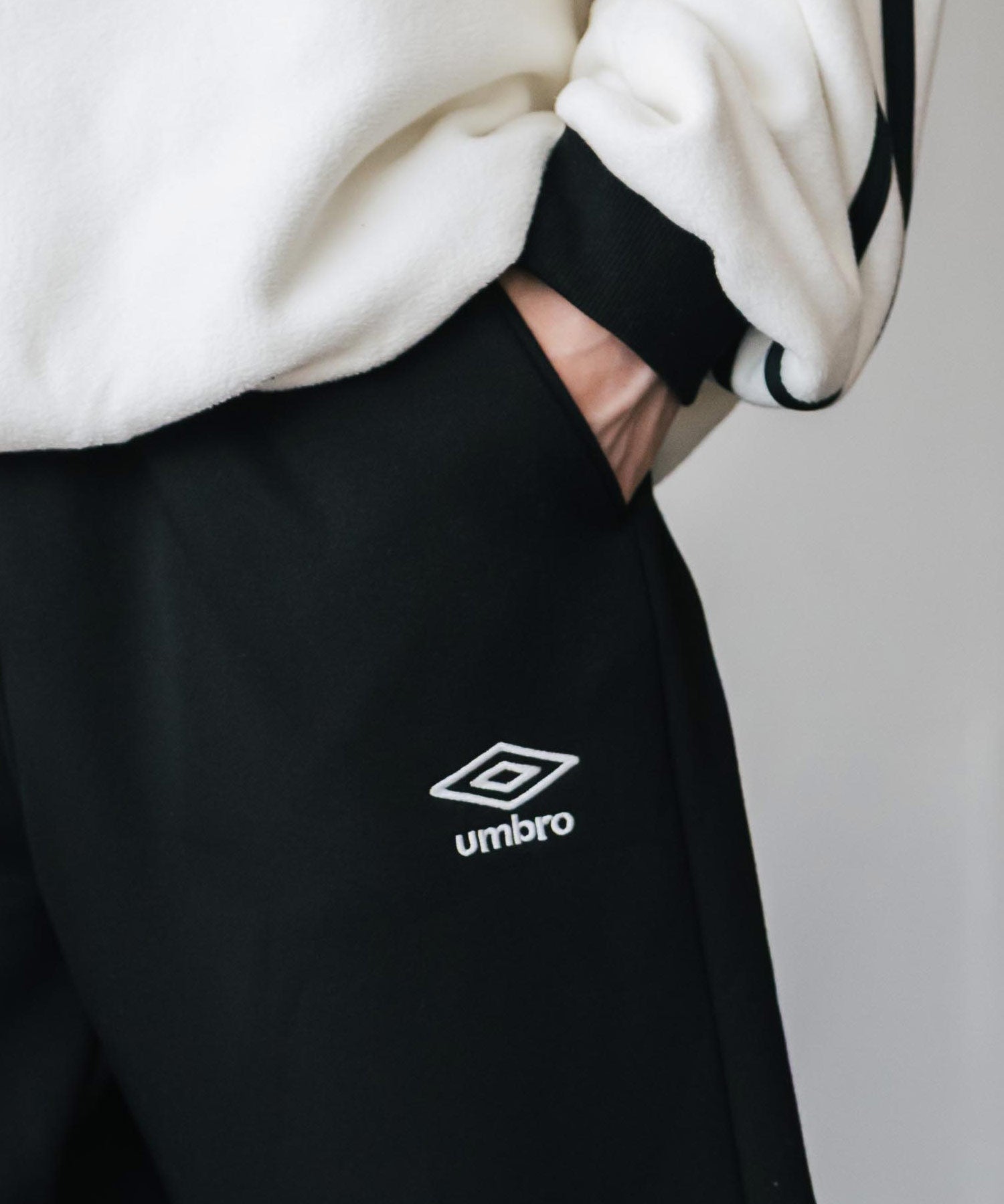 UMBRO 別注コラボ裏起毛ワンポイントロゴ刺繍イージーワイドストレート