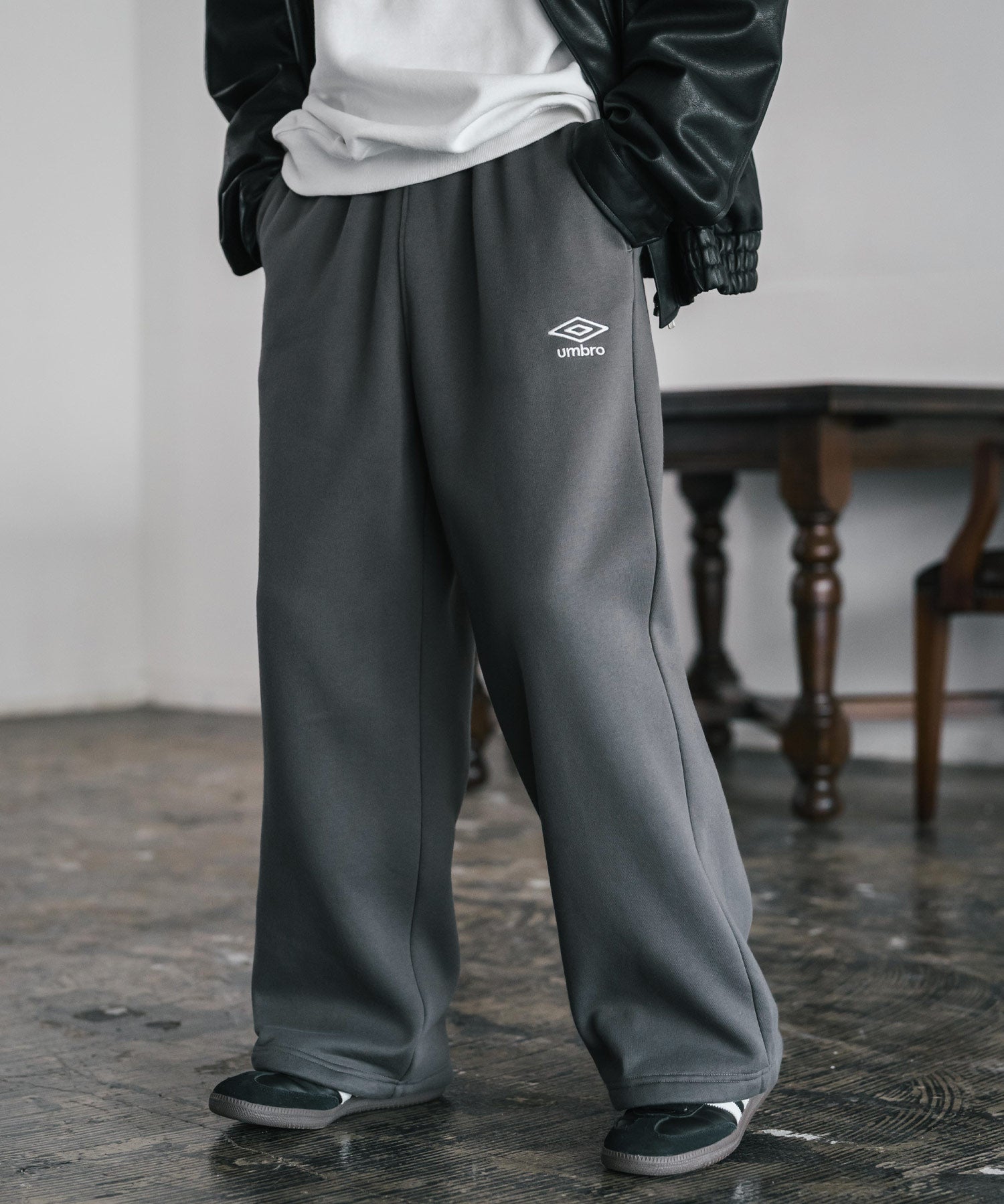 UMBRO 別注コラボ裏起毛ワンポイントロゴ刺繍イージーワイドストレートスウェットパンツ 14944