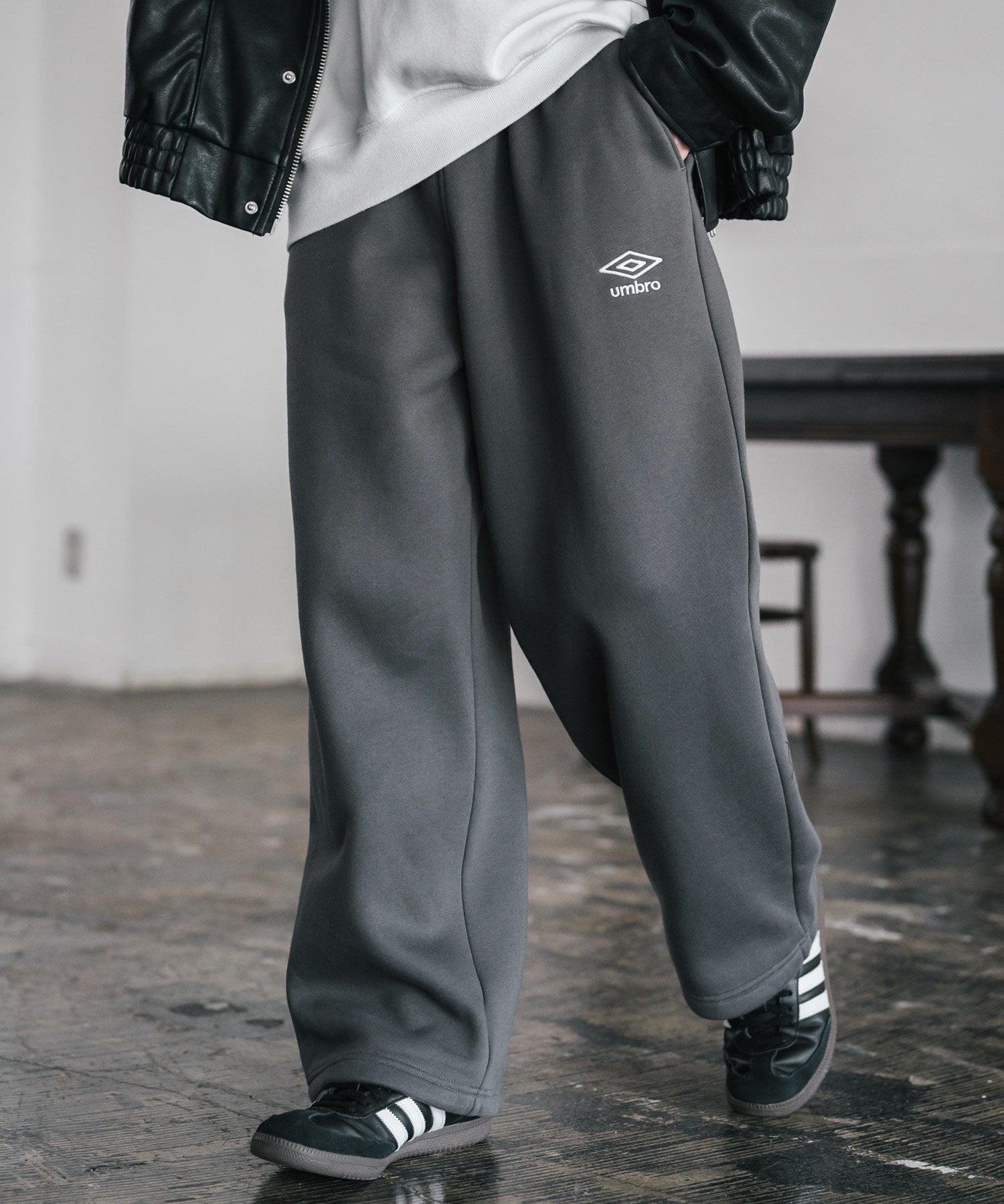 UMBRO 別注コラボ裏起毛ワンポイントロゴ刺繍イージーワイドストレートスウェットパンツ 14944