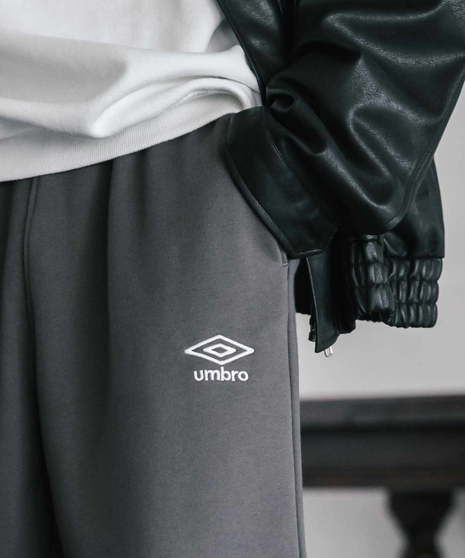 UMBRO 別注コラボ裏起毛ワンポイントロゴ刺繍イージーワイドストレートスウェットパンツ 14944