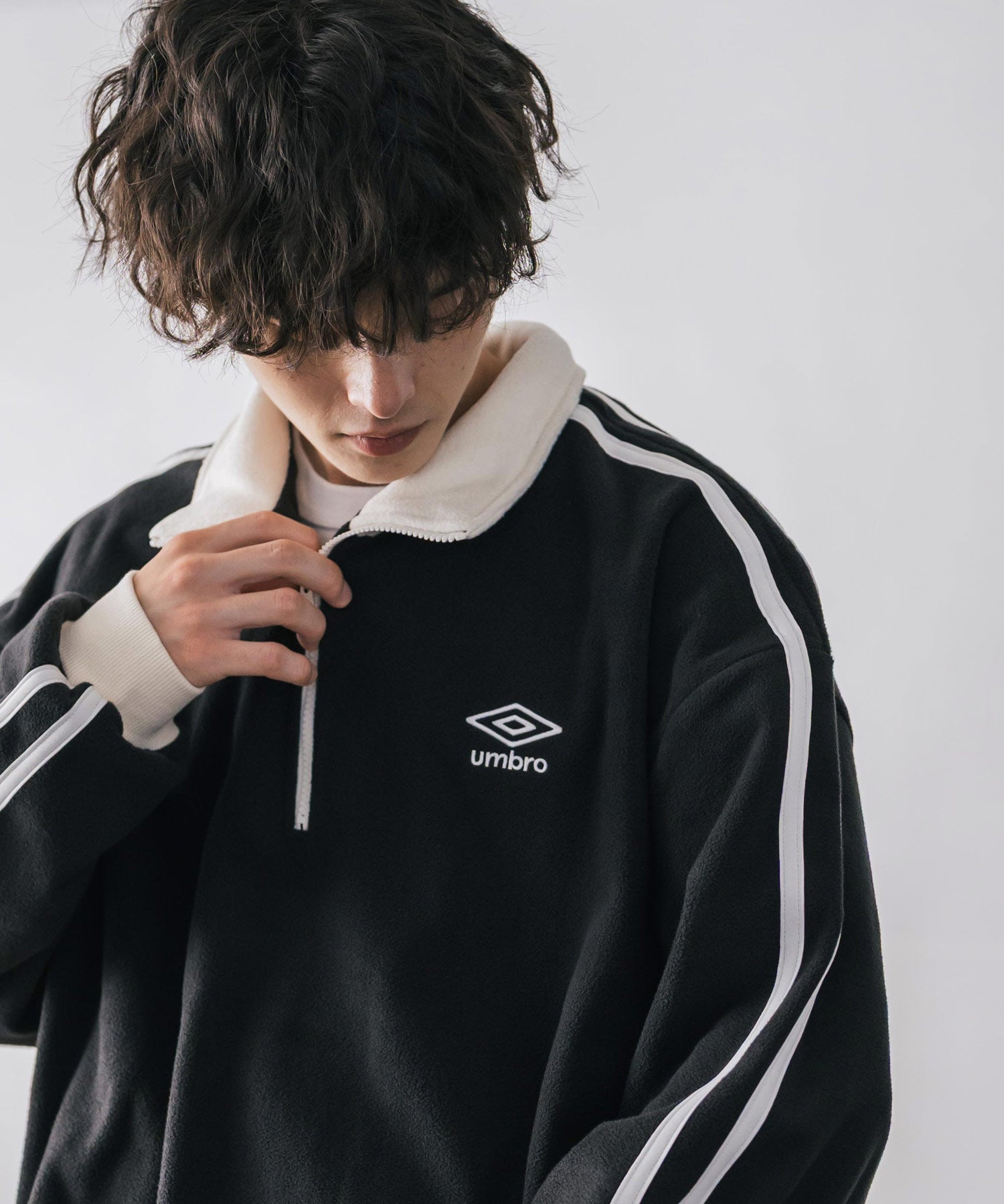 UMBRO 別注コラボオーバーサイズワンポイントロゴ刺繍サイドラインハーフジップフリース 14946
