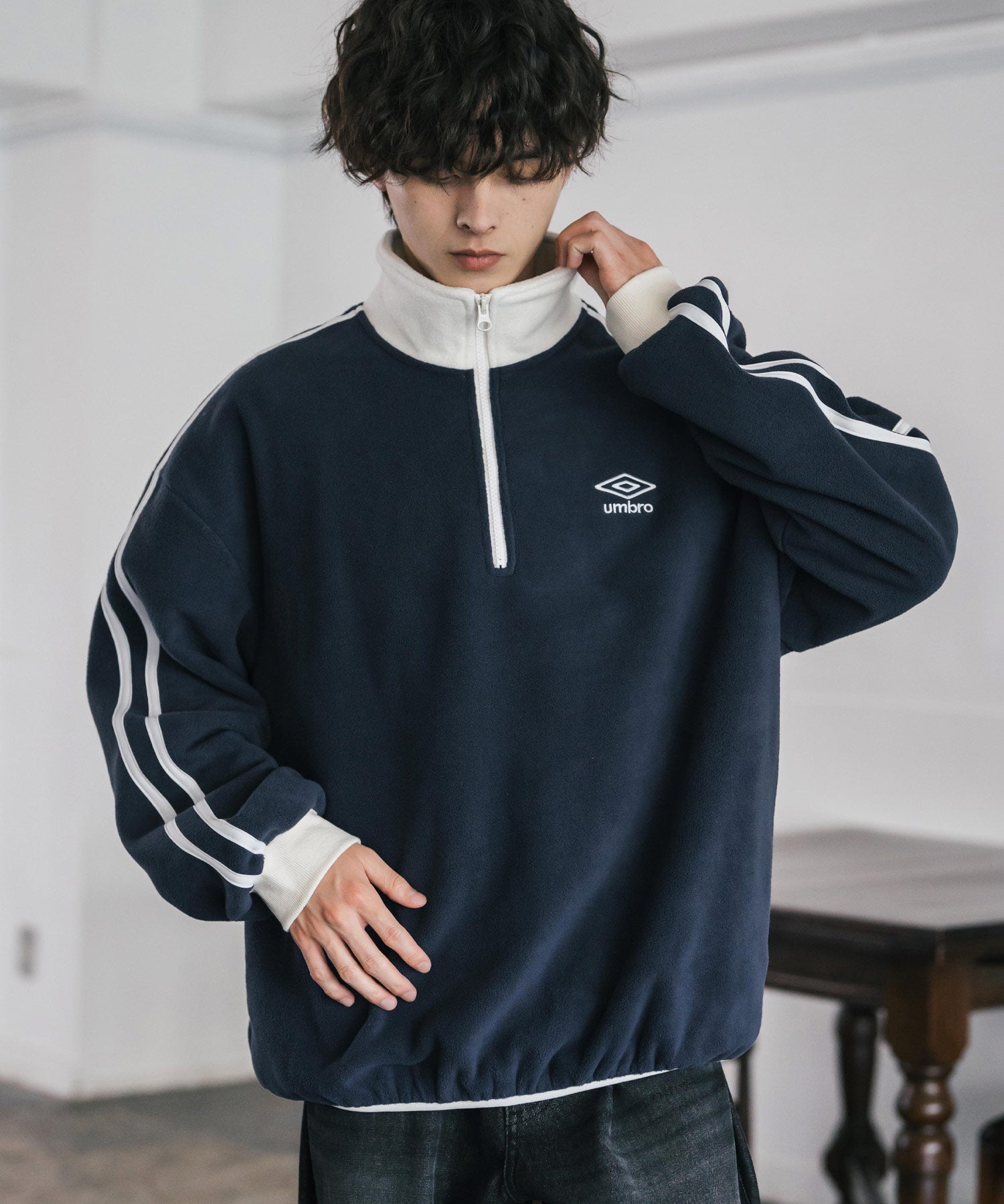 UMBRO 別注コラボオーバーサイズワンポイントロゴ刺繍サイドラインハーフジップフリース 14946