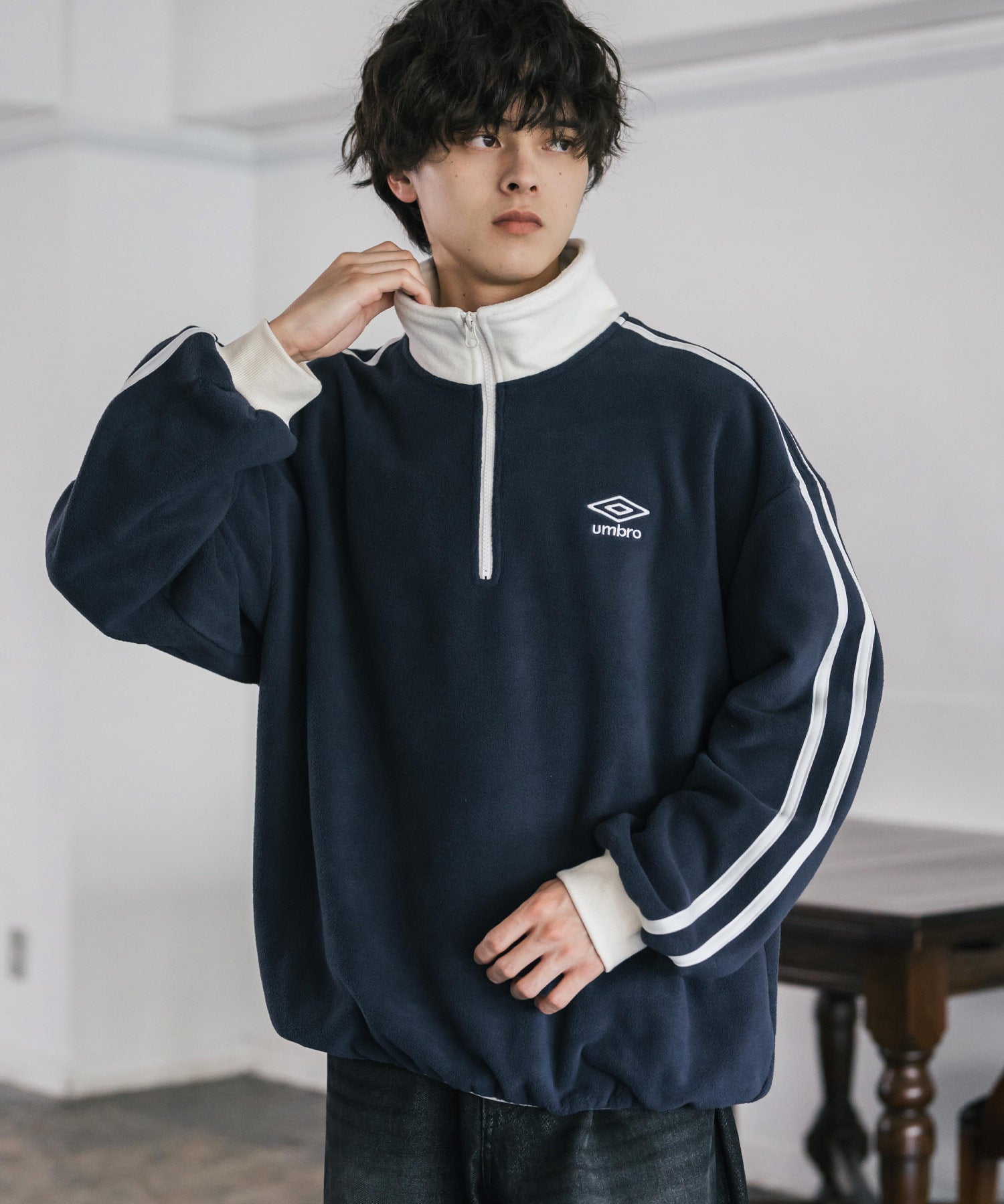 UMBRO 別注コラボオーバーサイズワンポイントロゴ刺繍サイドラインハーフジップフリース 14946