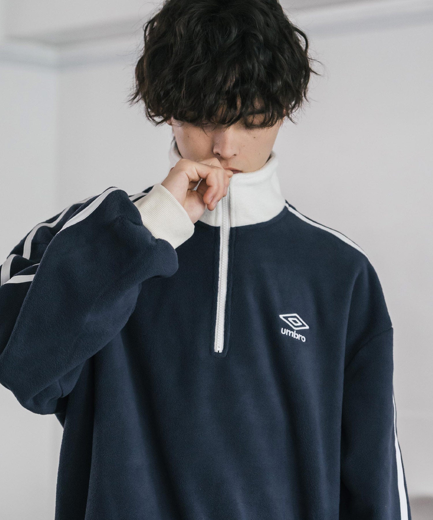 UMBRO 別注コラボオーバーサイズワンポイントロゴ刺繍サイドラインハーフジップフリース 14946