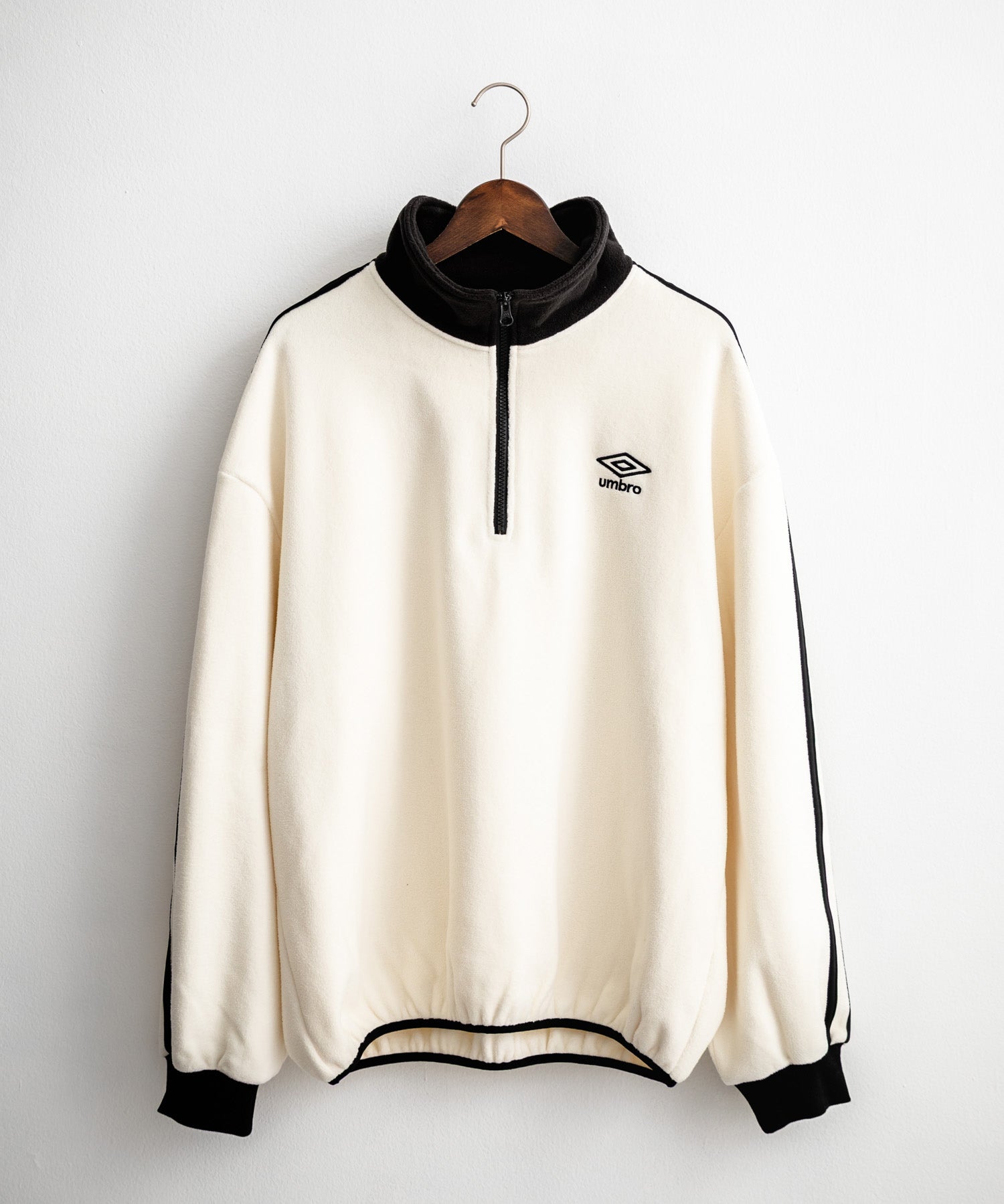 UMBRO 別注コラボオーバーサイズワンポイントロゴ刺繍サイドラインハーフジップフリース 14946