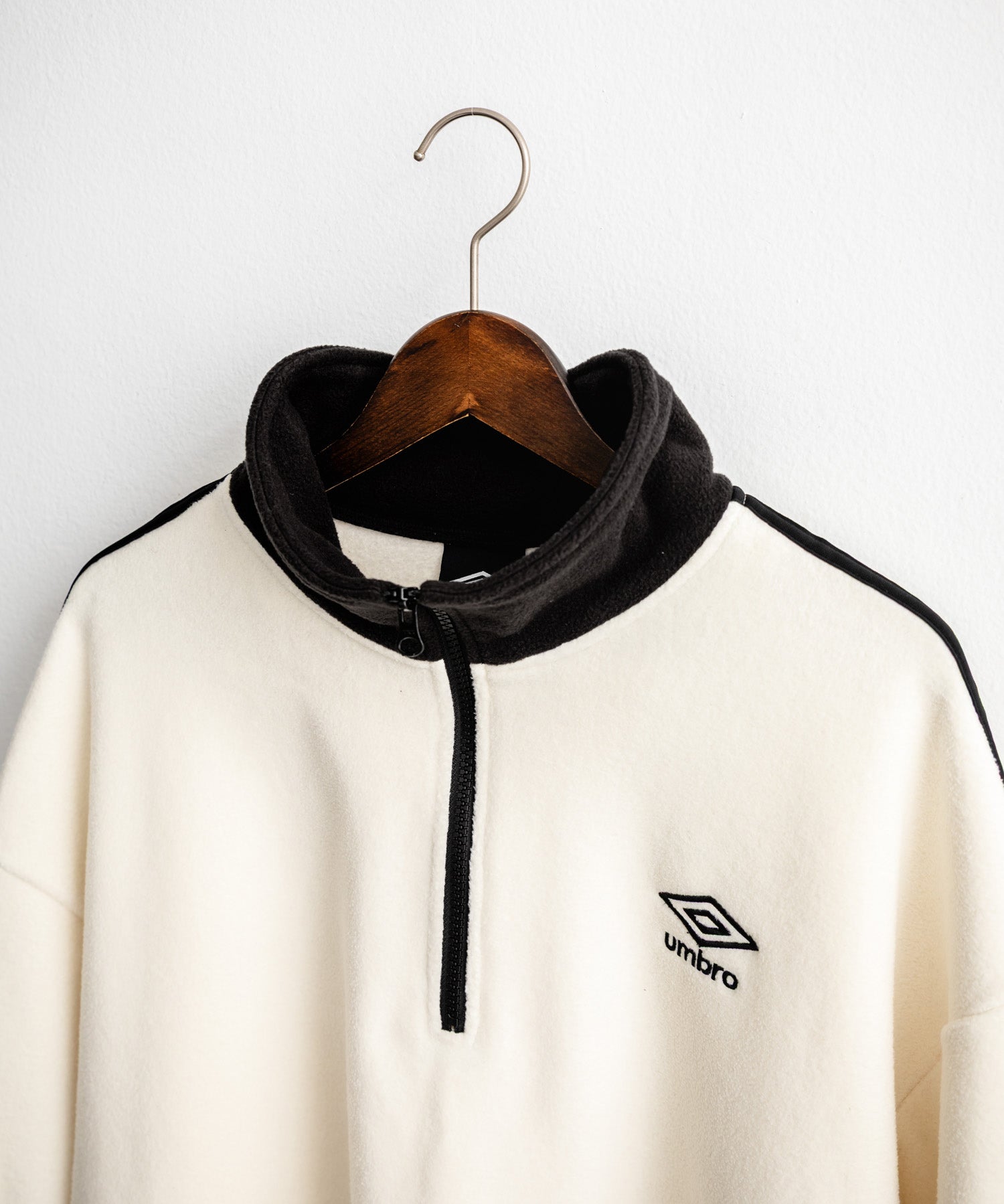 UMBRO 別注コラボオーバーサイズワンポイントロゴ刺繍サイドラインハーフジップフリース 14946