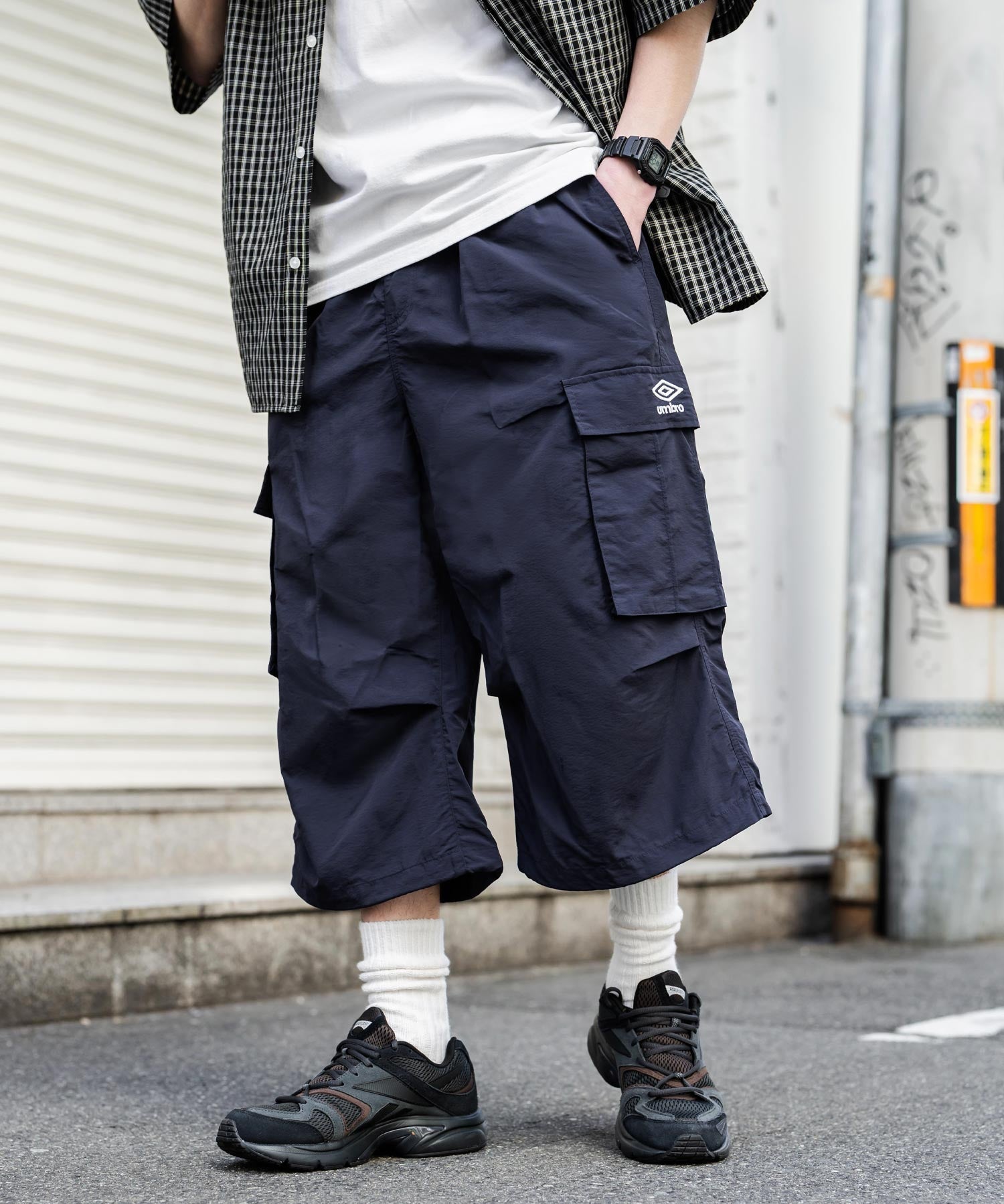 UMBRO アンブロ 別注コラボ 膝下丈 ワンポイントロゴ刺繍ナイロンワイドカーゴハーフパンツ 15348