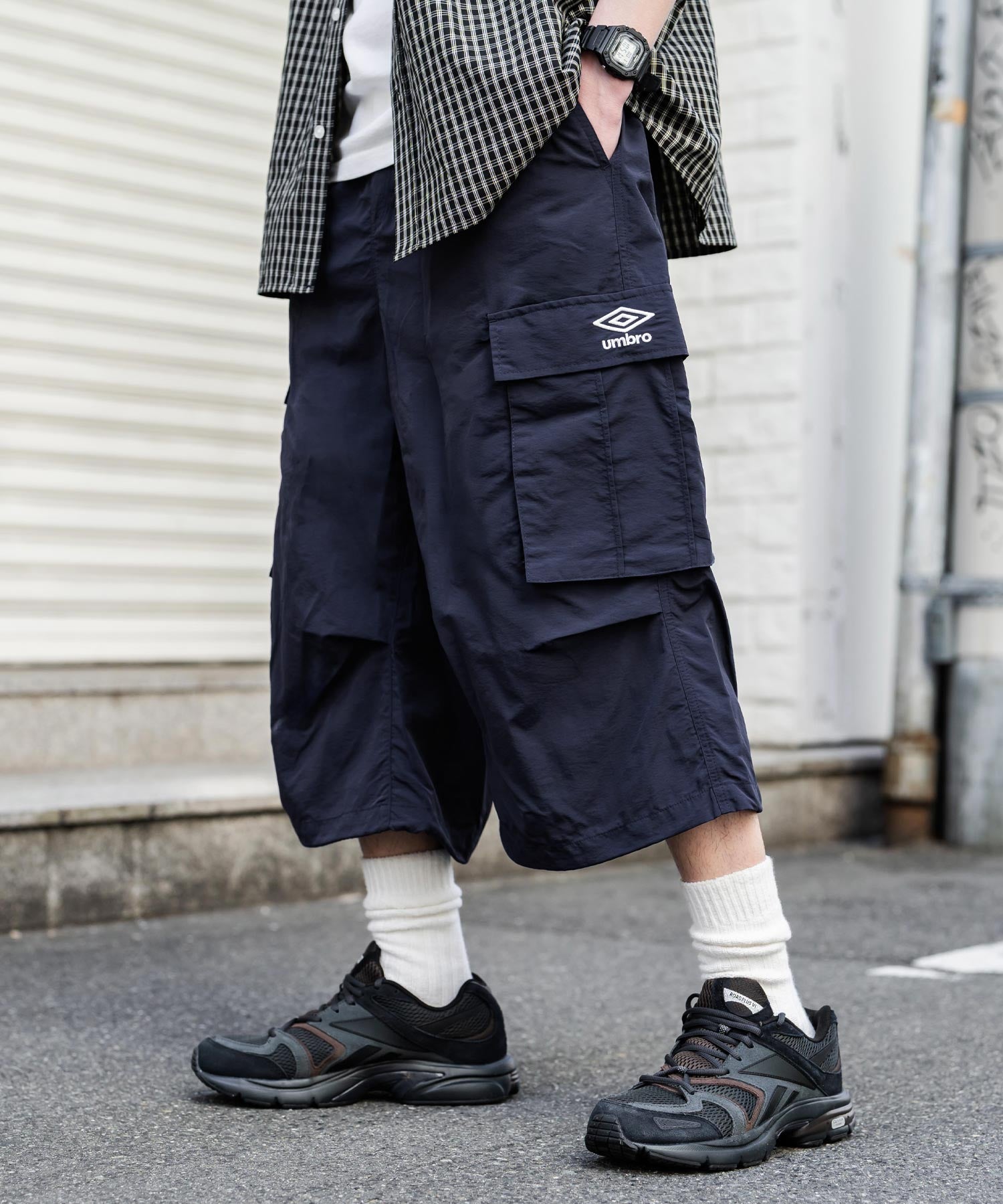 UMBRO アンブロ 別注コラボ 膝下丈 ワンポイントロゴ刺繍ナイロンワイドカーゴハーフパンツ 15348