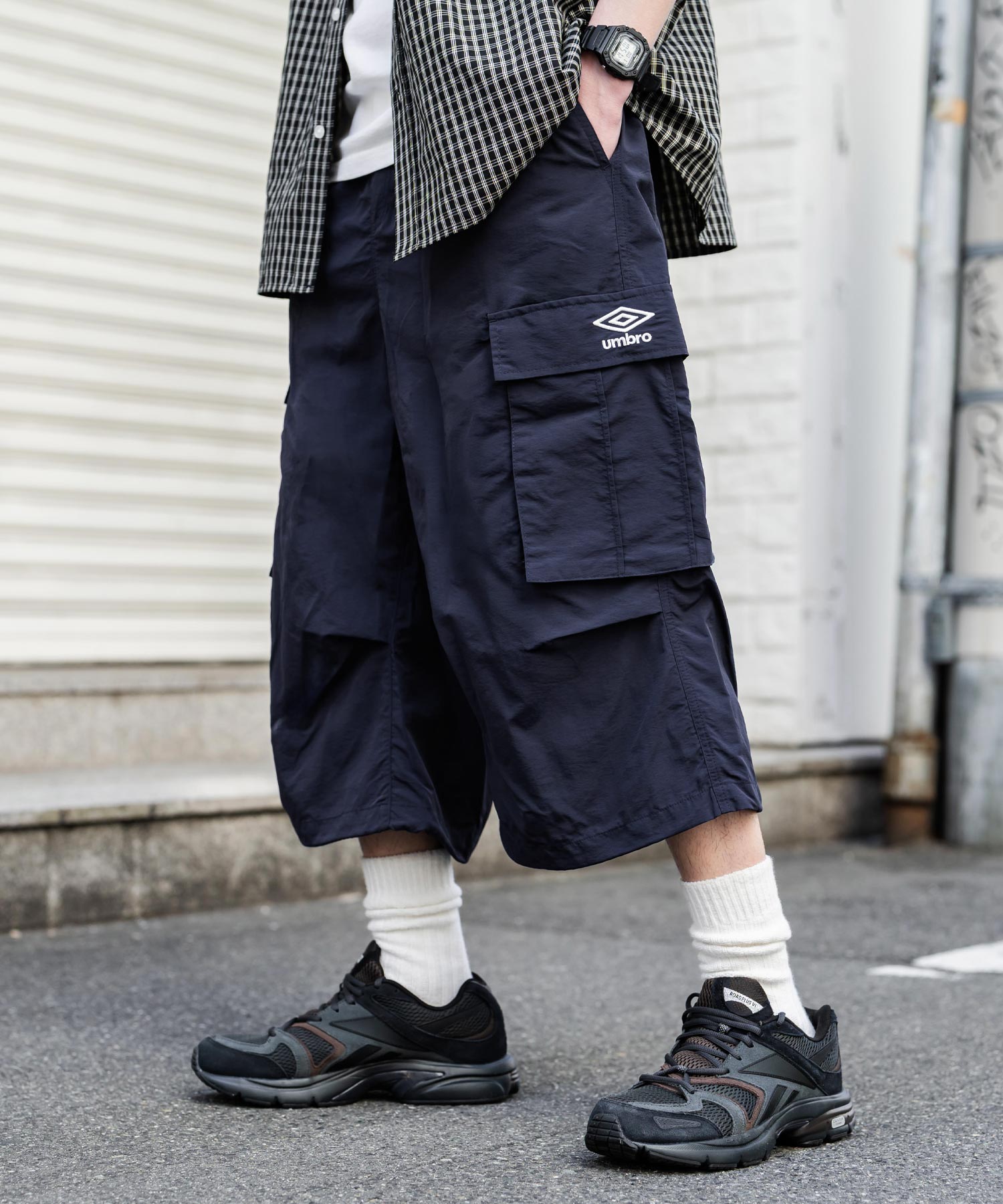 UMBRO アンブロ 別注コラボ 膝下丈 ワンポイントロゴ刺繍ナイロンワイドカーゴハーフパンツ 15348