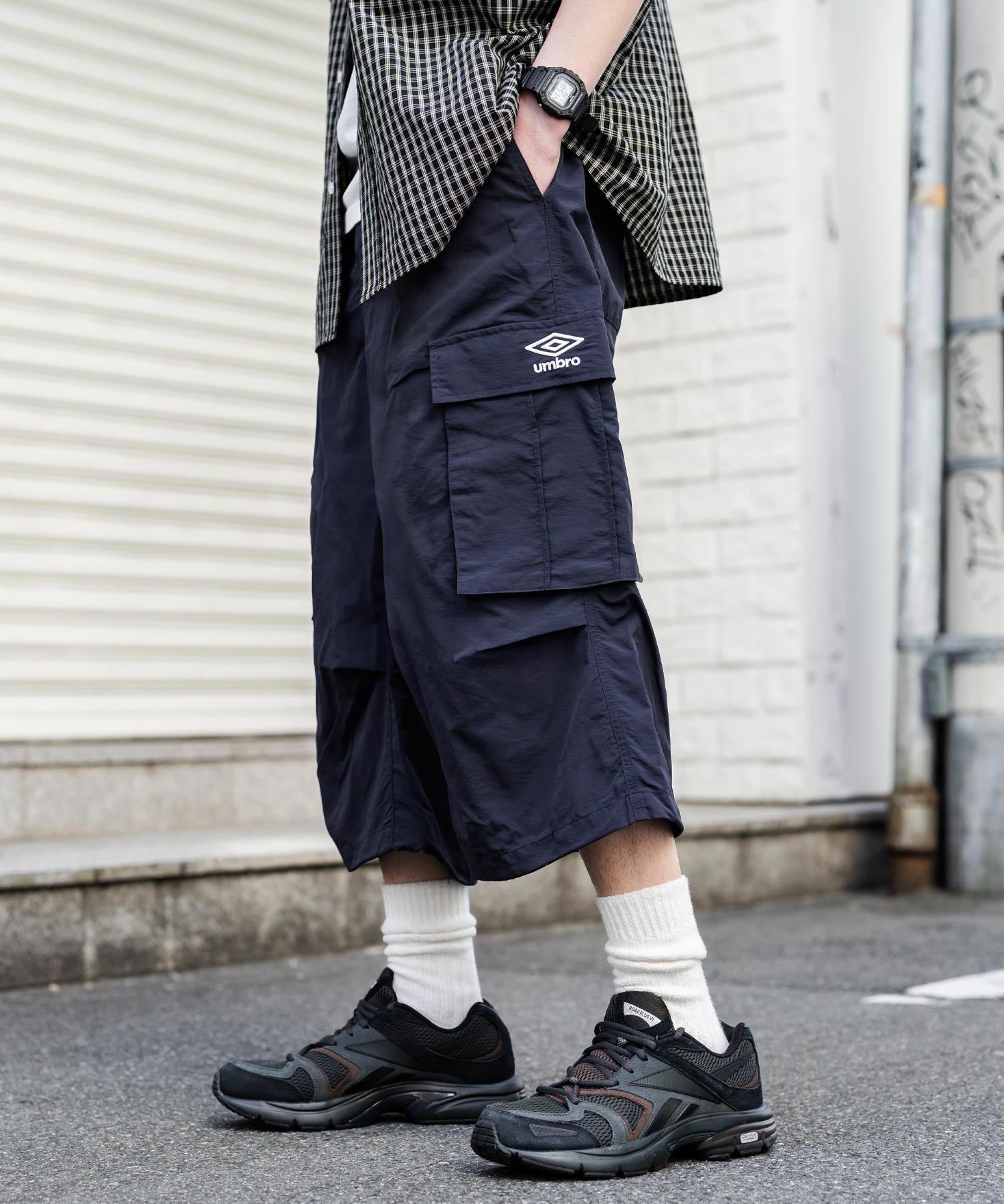 UMBRO アンブロ 別注コラボ 膝下丈 ワンポイントロゴ刺繍ナイロンワイドカーゴハーフパンツ 15348