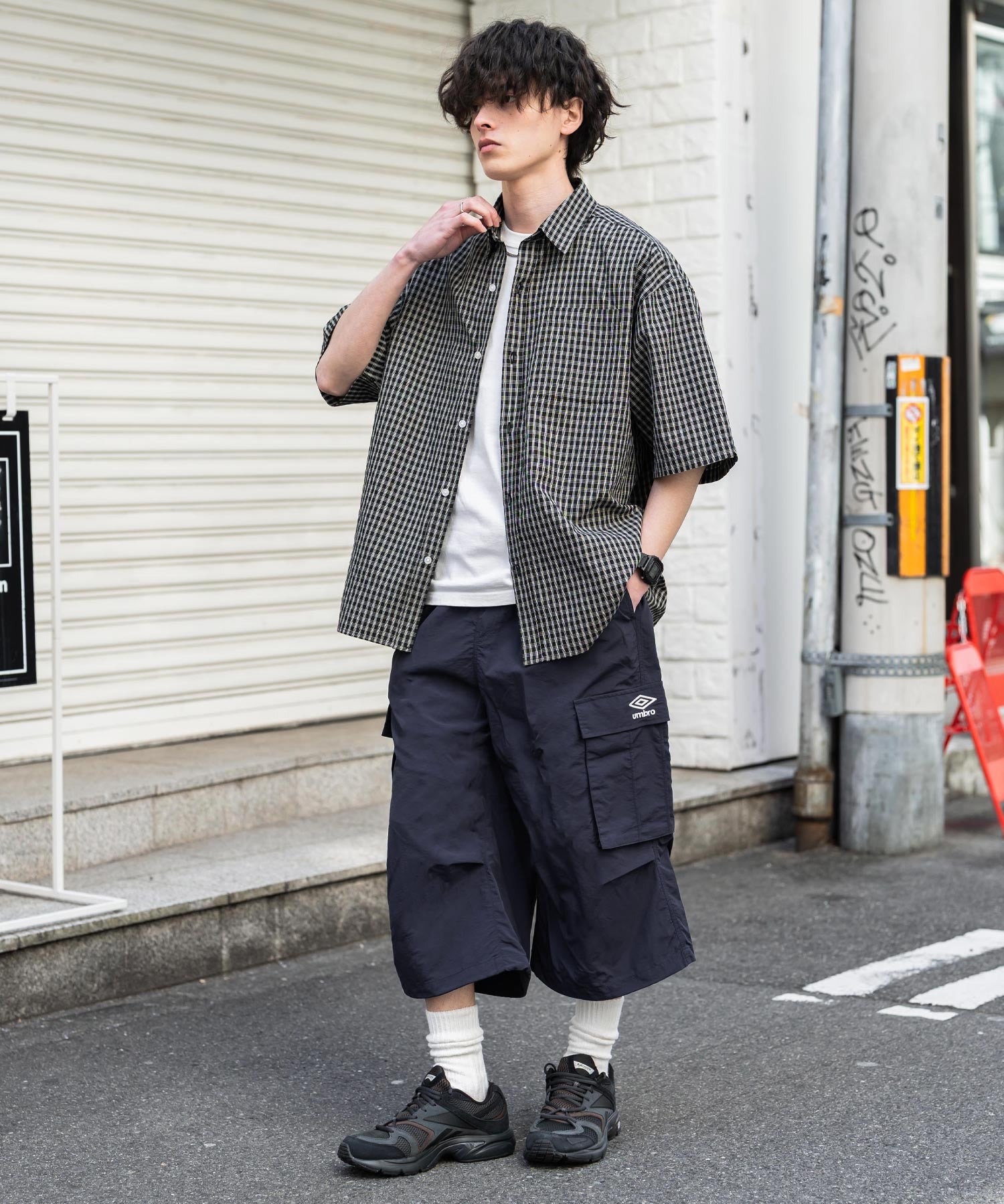 UMBRO アンブロ 別注コラボ 膝下丈 ワンポイントロゴ刺繍ナイロンワイドカーゴハーフパンツ 15348