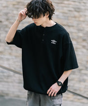 UMBRO アンブロ 別注コラボ オーバーサイズワンポイントロゴ刺繍ワッフルヘンリーネック半袖Tシャツ 15349