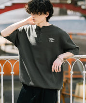 UMBRO アンブロ 別注コラボ オーバーサイズワンポイントロゴ刺繍ワッフルヘンリーネック半袖Tシャツ 15349