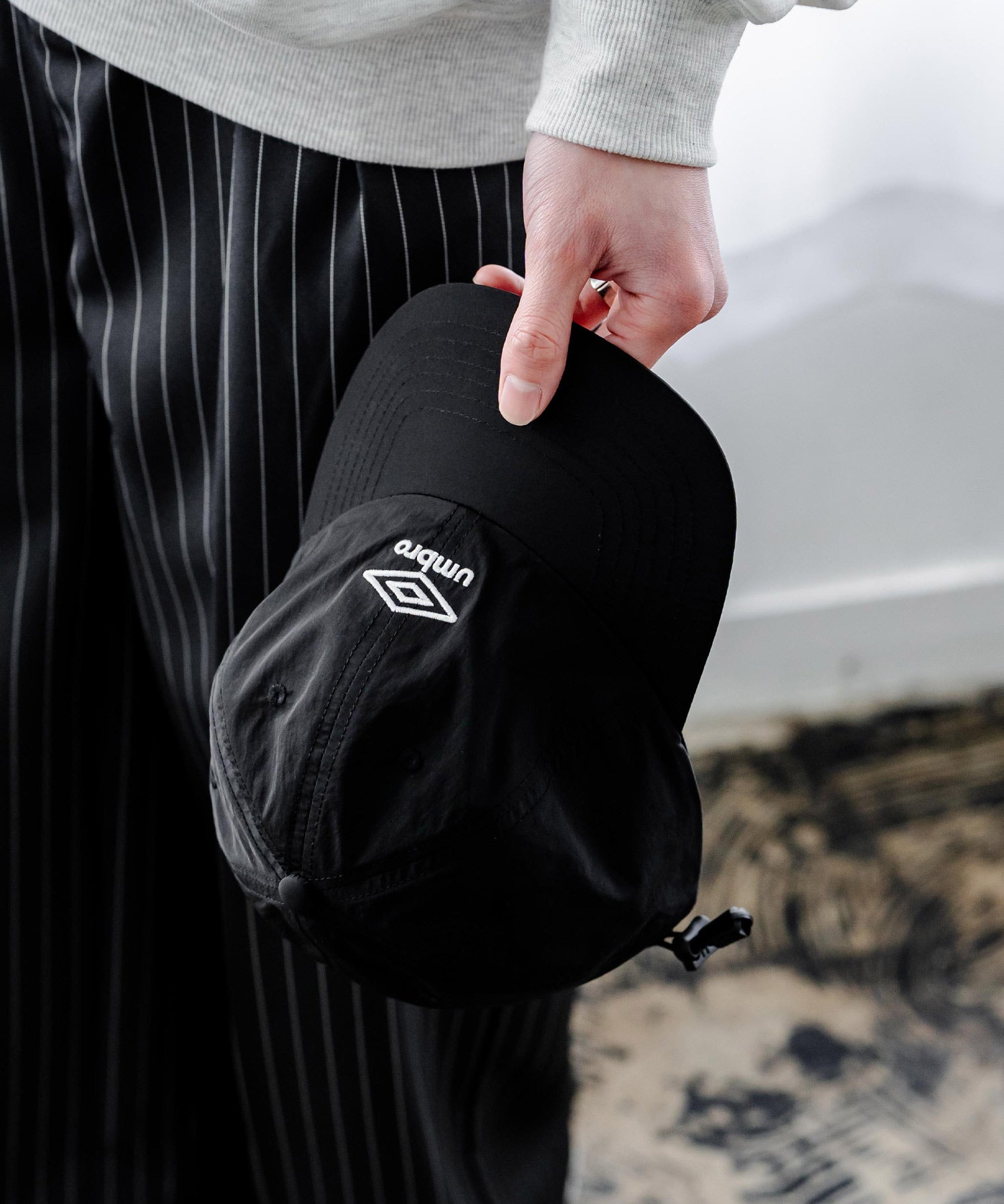 UMBRO 別注コラボ ワンポインロゴ刺繍ナイロンバンジーキャップ	15351