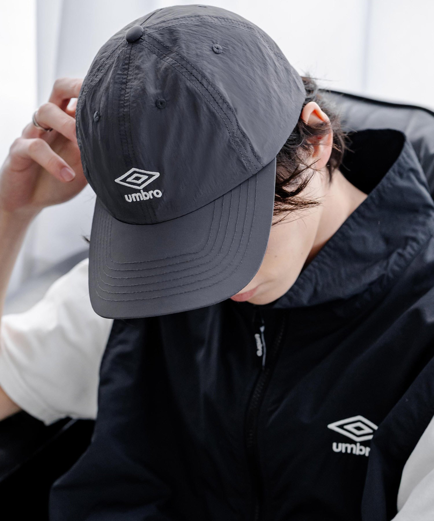 UMBRO 別注コラボ ワンポインロゴ刺繍ナイロンバンジーキャップ 15351