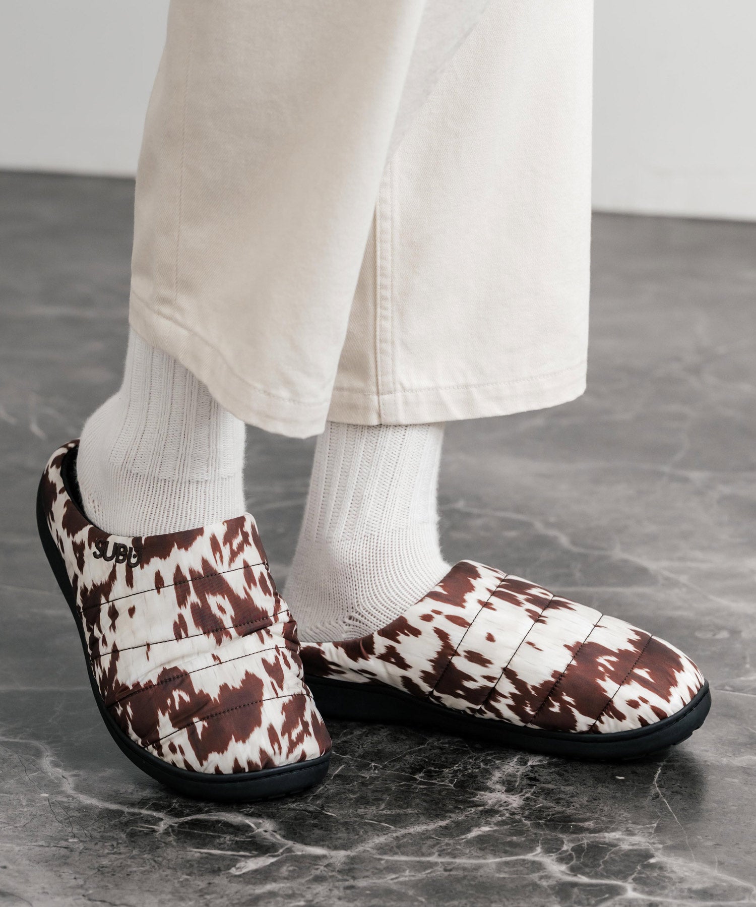 【SUBU/スブ】 サンダル F-line/ワンポイントロゴ刺繍モックシューズスリッポンスリッパ 15384