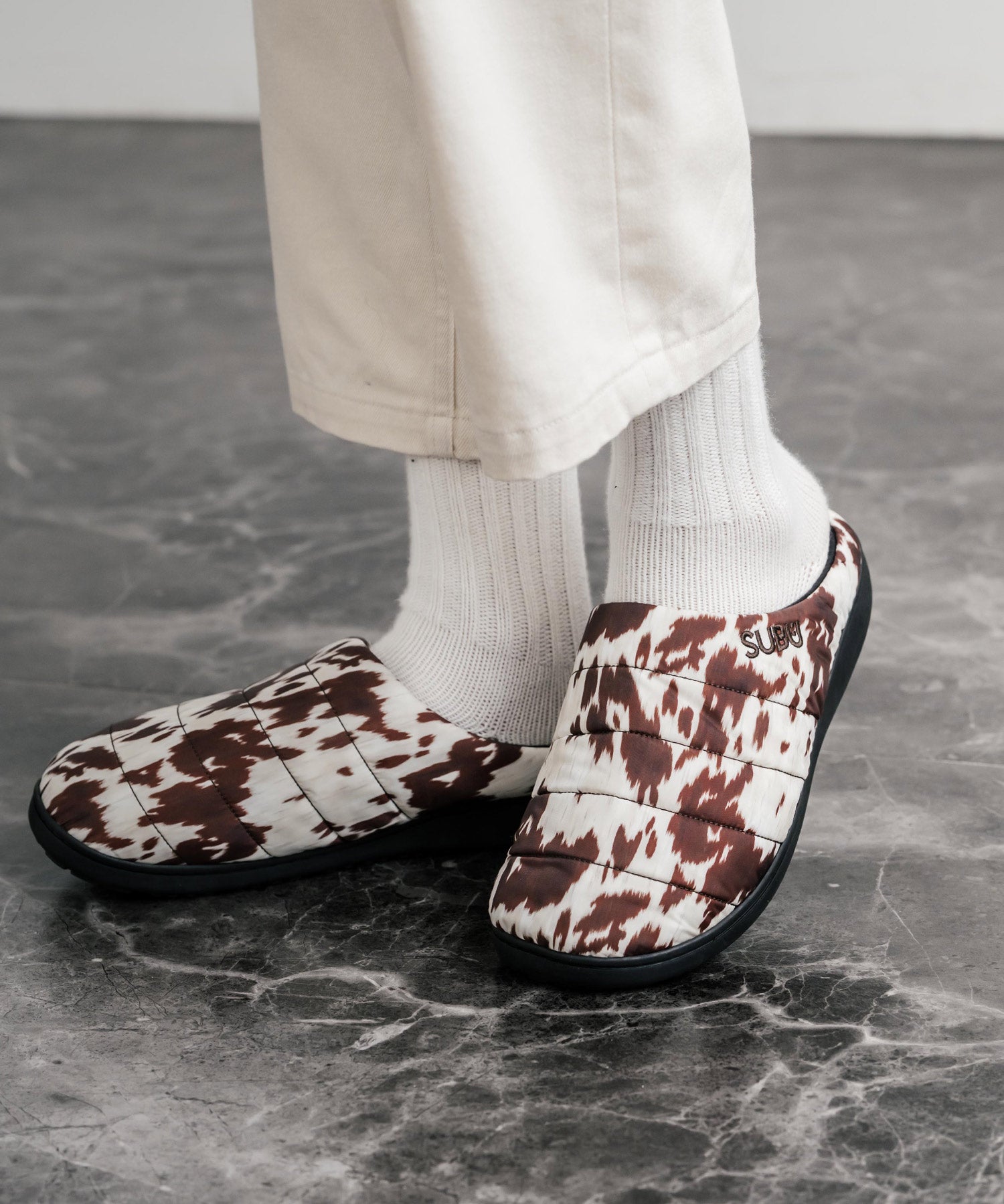 【SUBU/スブ】 サンダル F-line/ワンポイントロゴ刺繍モックシューズスリッポンスリッパ 15384