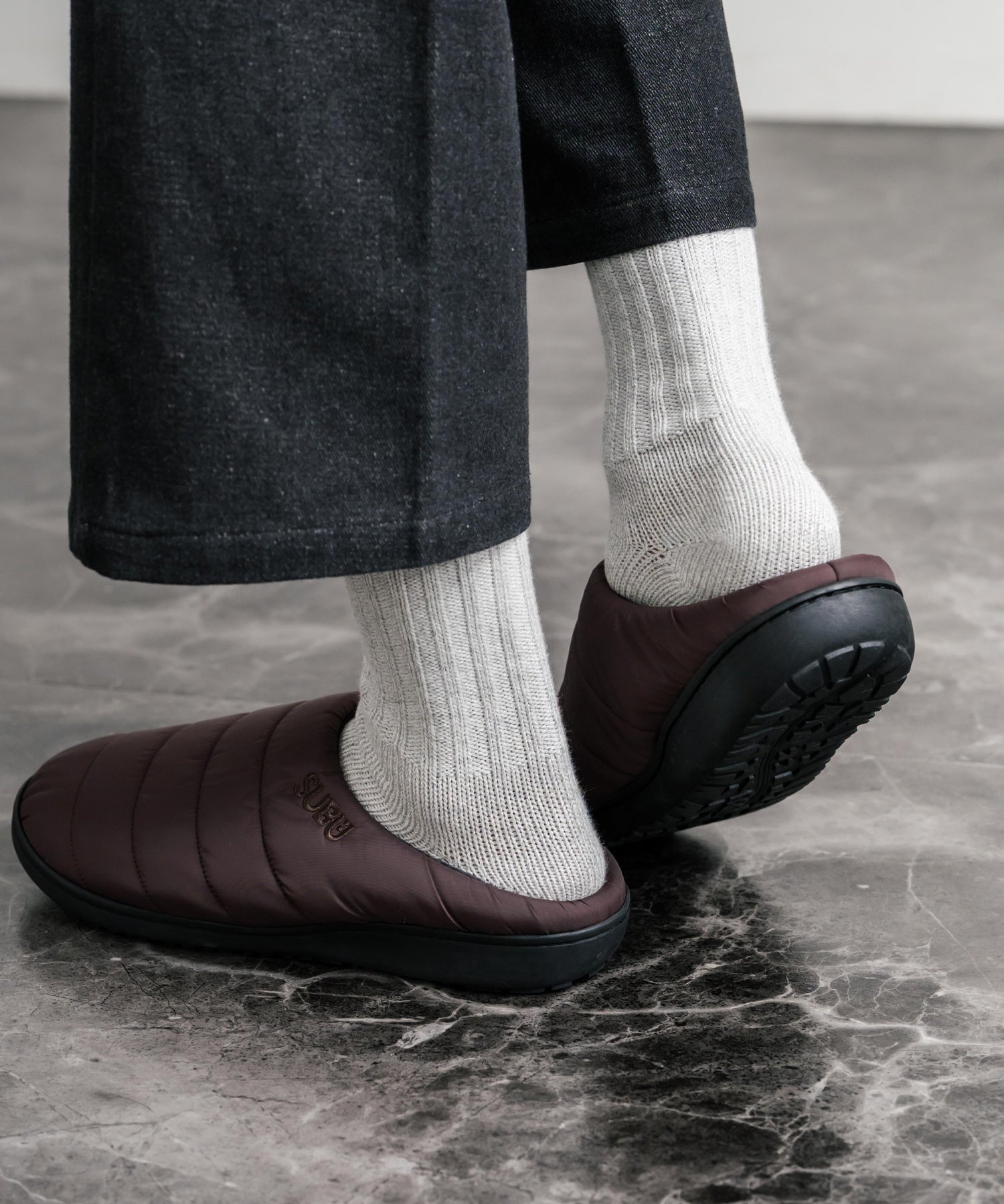 【SUBU/スブ】 サンダル F-line/ワンポイントロゴ刺繍モックシューズスリッポンスリッパ 15384