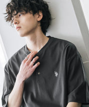 U.S. POLO ASSN. ユーエスポロアッスン 別注コラボワンポイントロゴ刺繍天竺ヘンリーネック半袖Tシャツ 15427