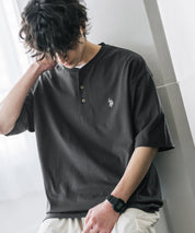 U.S. POLO ASSN. ユーエスポロアッスン 別注コラボワンポイントロゴ刺繍天竺ヘンリーネック半袖Tシャツ 15427