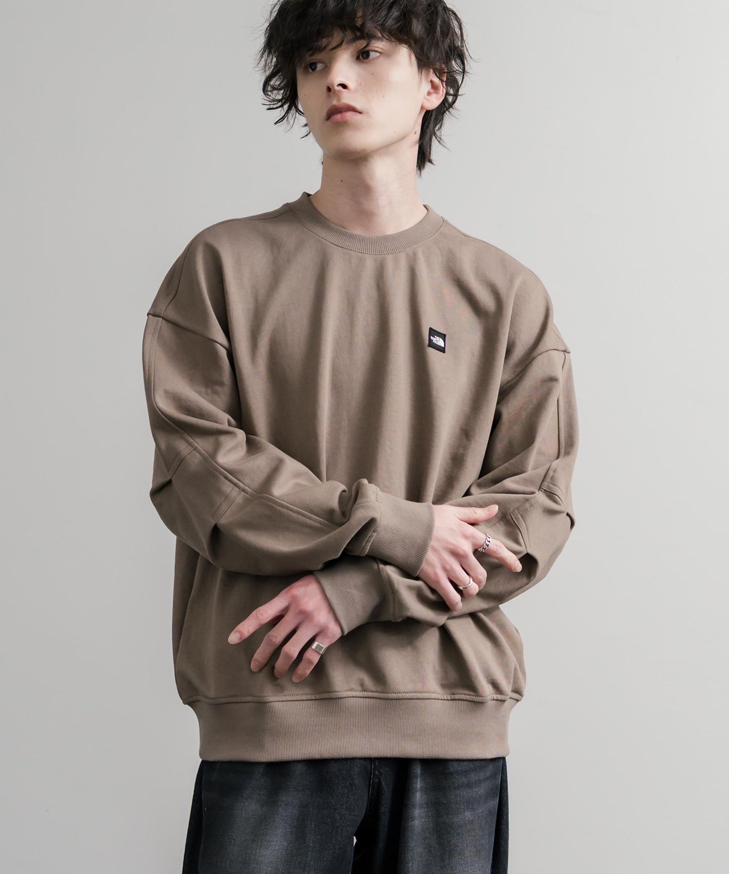 新色追加 日本未展開モデル WHITE LABEL THE NORTH FACE ESSENTIAL SWEATSHIRTS ルーズフィットワンポイントロゴスウェットトレーナー 15459