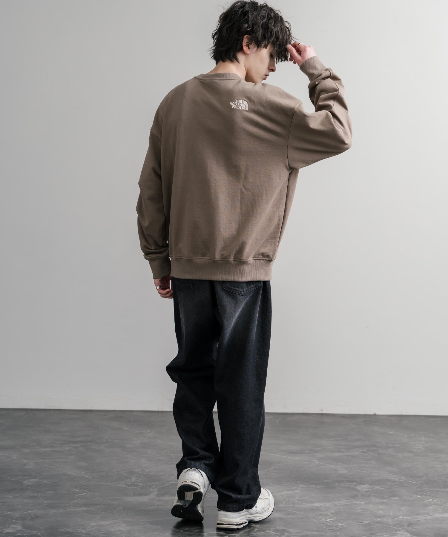 新色追加 日本未展開モデル WHITE LABEL THE NORTH FACE ESSENTIAL SWEATSHIRTS ルーズフィットワンポイントロゴスウェットトレーナー 15459