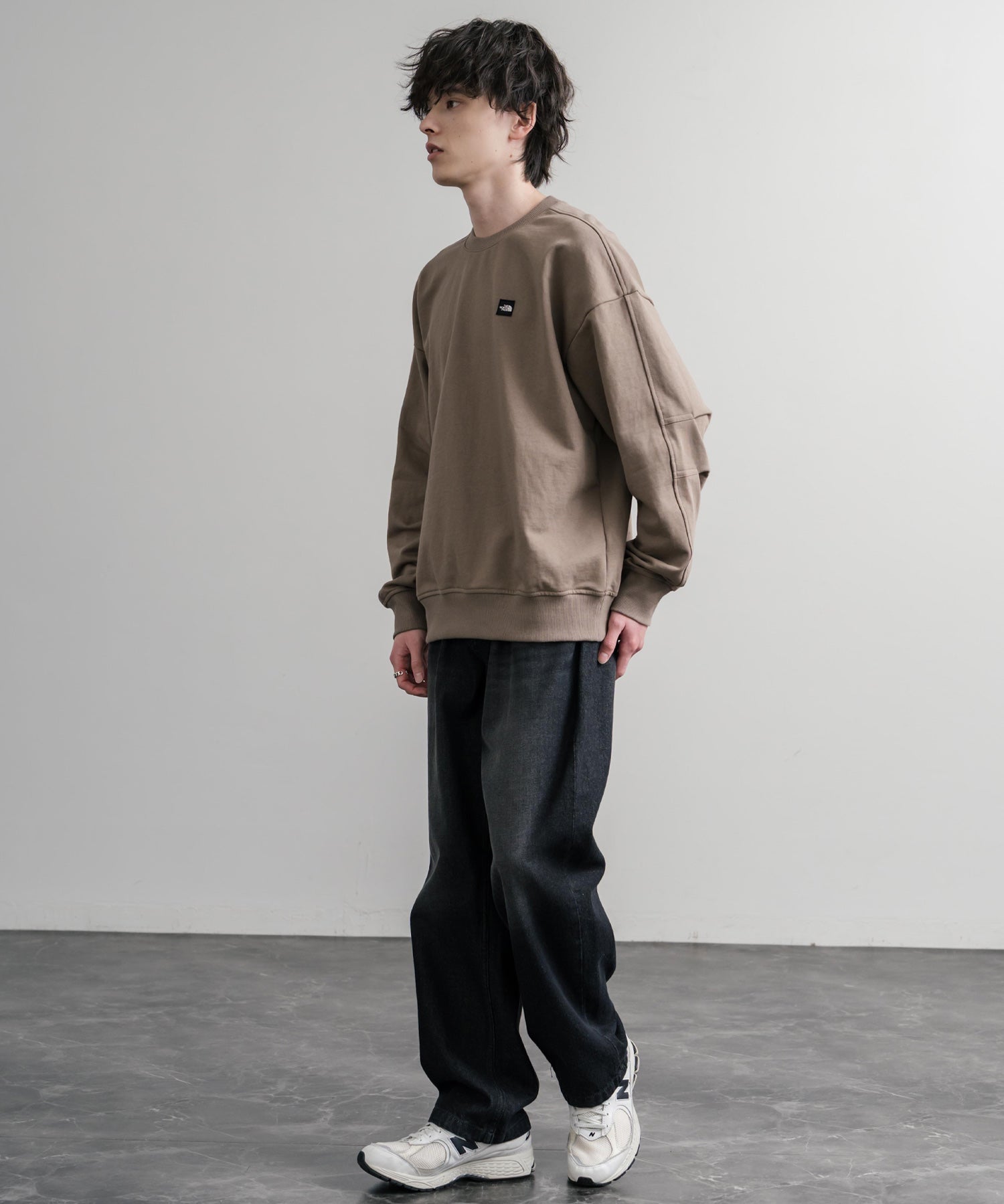 新色追加 日本未展開モデル WHITE LABEL THE NORTH FACE ESSENTIAL SWEATSHIRTS ルーズフィットワンポイントロゴスウェットトレーナー 15459